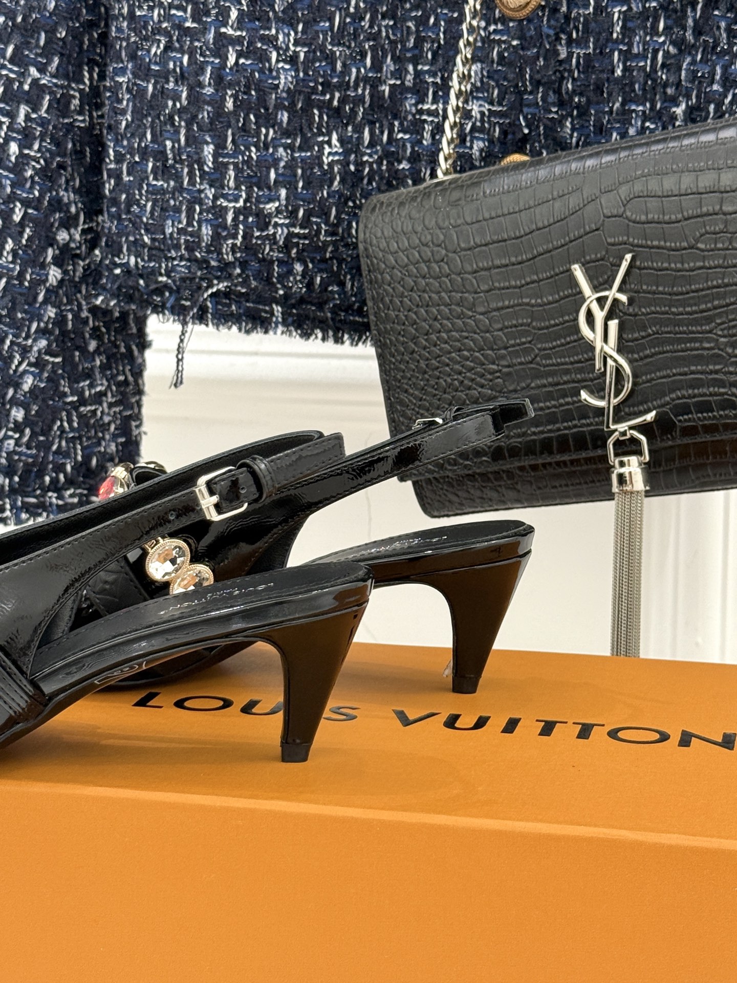 L*V驴家25WF春夏新品复古老花珠宝链条尖头平底猫跟凉鞋经典老花设计彰显品牌的永恒魅力标志性珠宝链条缠