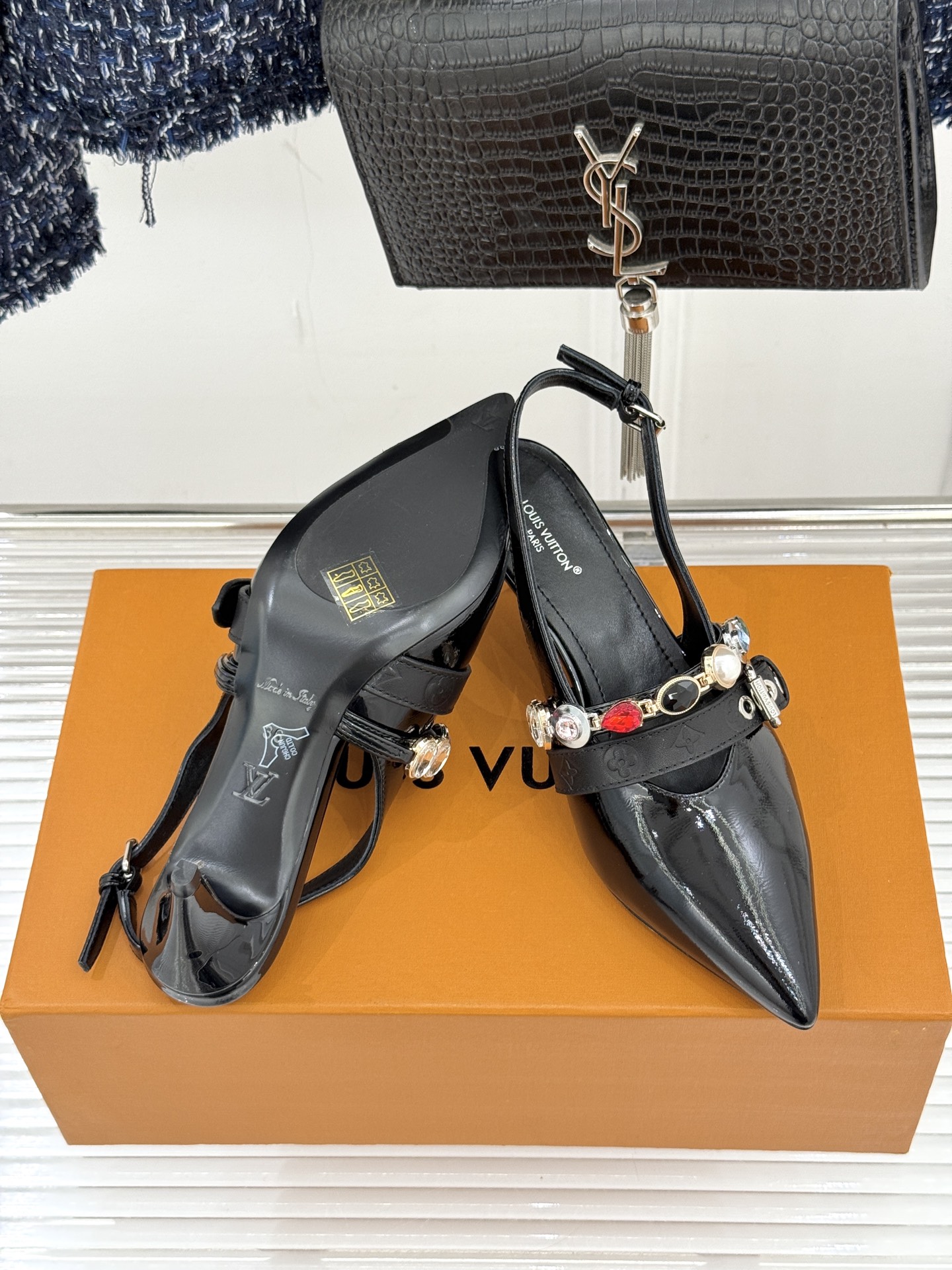 L*V驴家25WF春夏新品复古老花珠宝链条尖头平底猫跟凉鞋经典老花设计彰显品牌的永恒魅力标志性珠宝链条缠