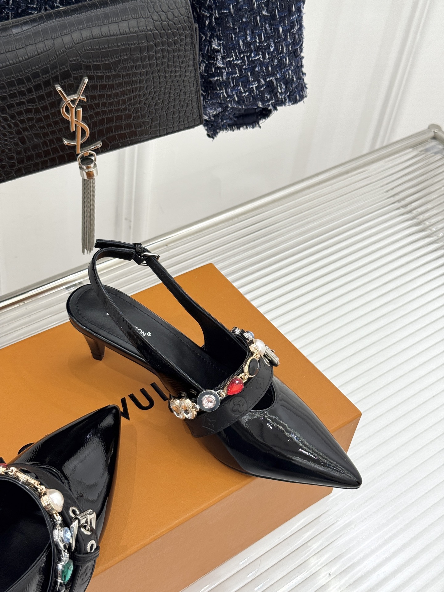 L*V驴家25WF春夏新品复古老花珠宝链条尖头平底猫跟凉鞋经典老花设计彰显品牌的永恒魅力标志性珠宝链条缠