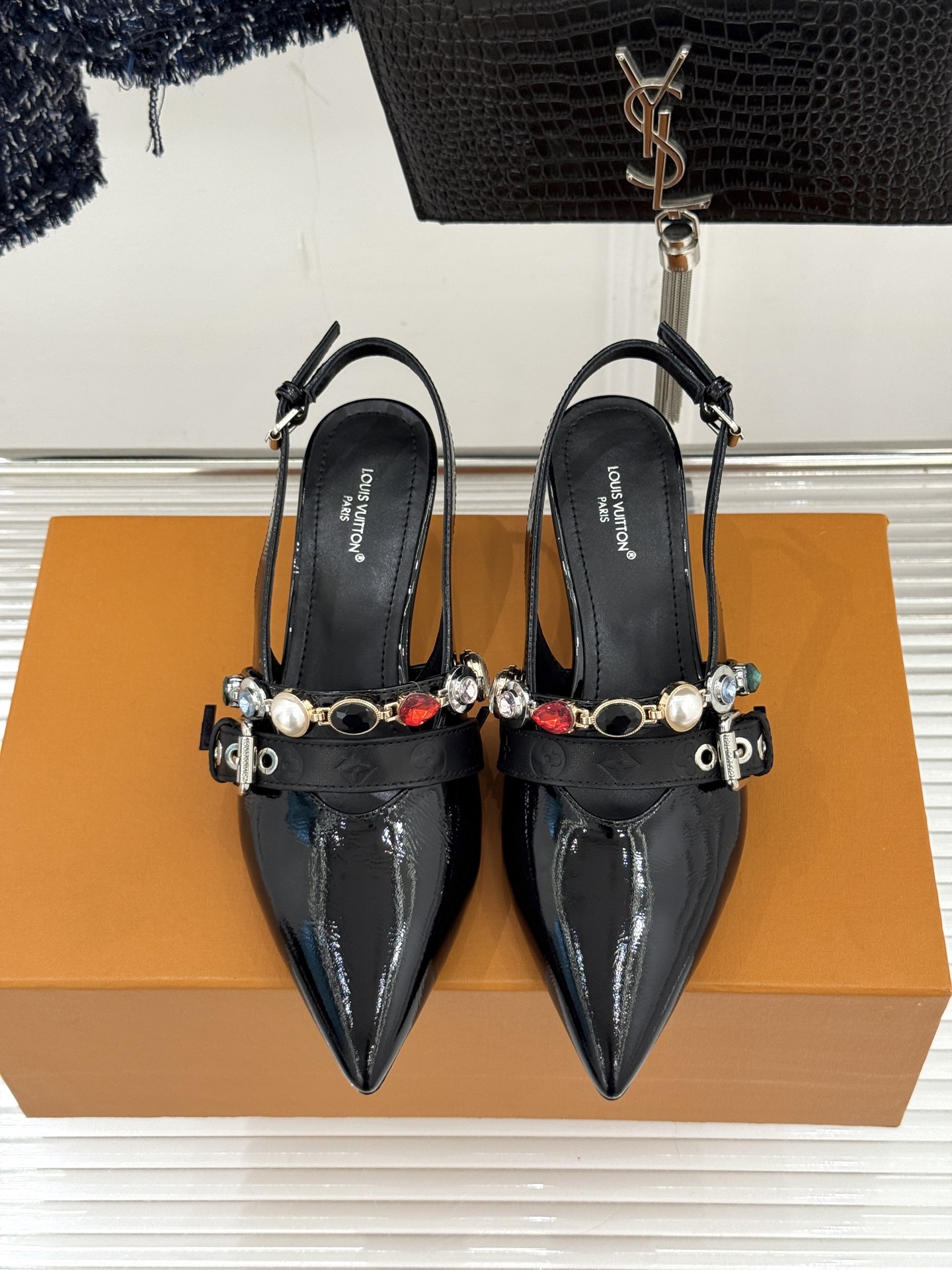 L*V驴家25WF春夏新品复古老花珠宝链条尖头平底猫跟凉鞋经典老花设计彰显品牌的永恒魅力标志性珠宝链条缠