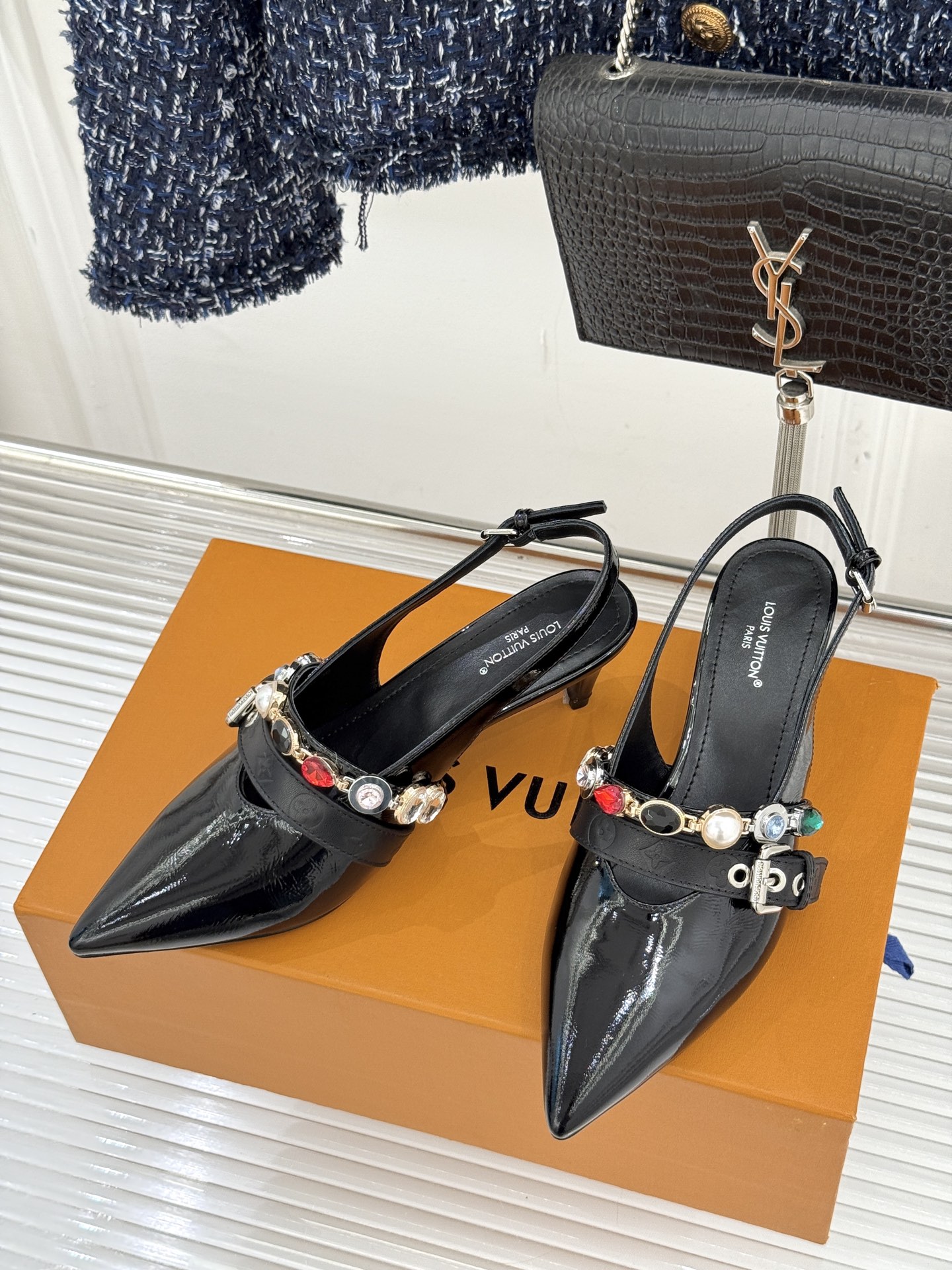 L*V驴家25WF春夏新品复古老花珠宝链条尖头平底猫跟凉鞋经典老花设计彰显品牌的永恒魅力标志性珠宝链条缠