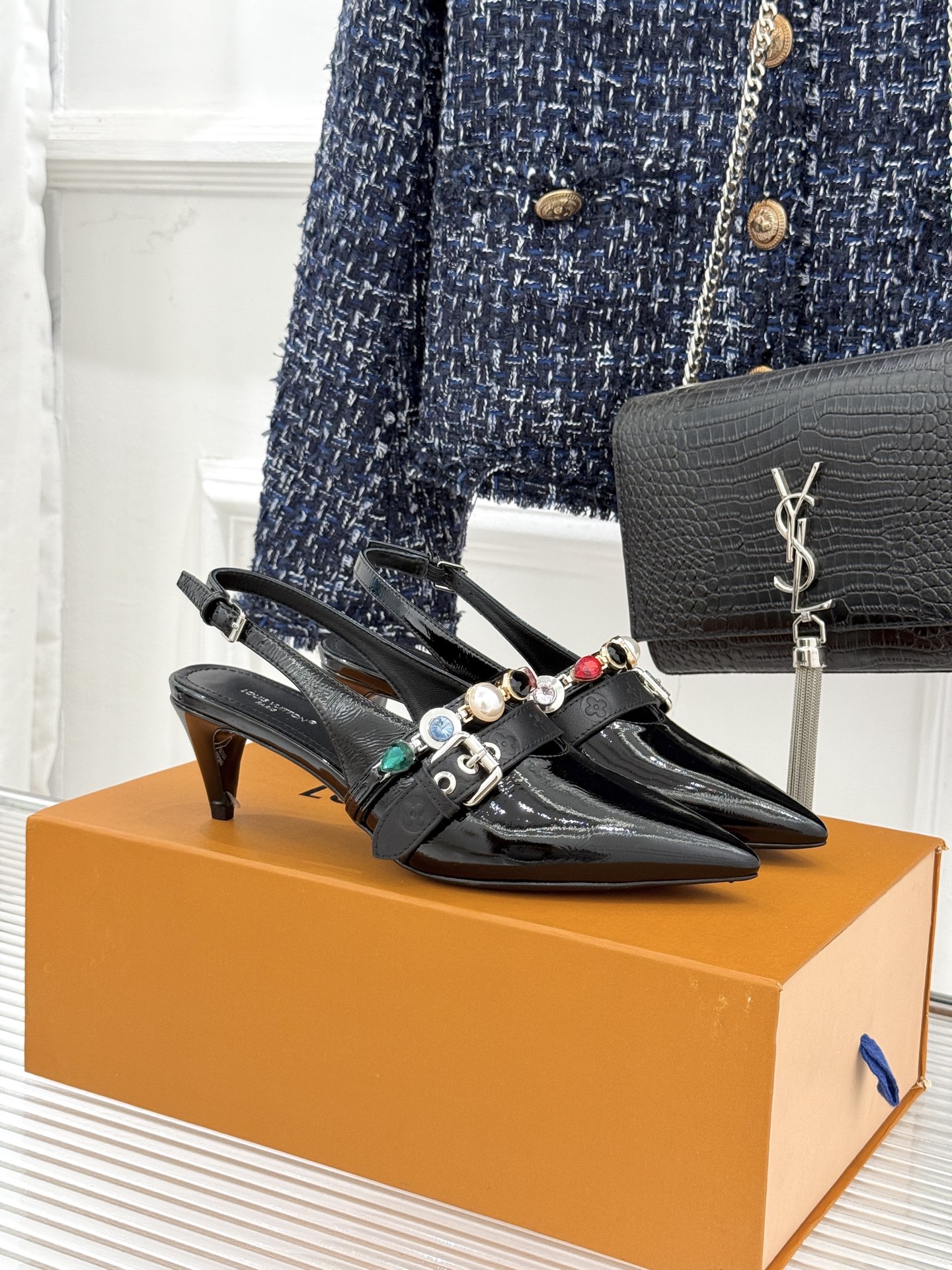 NO:711191,L*V donkeyjia 25WF spring and summer new product retro presbyopia jewelry Chain pointed toe flat cat heel sandals Classic presbyopia design highlights the eternal charm of the brand Iconic jewelry chain wraps around the upper Each link is engraved with the brand's ingenuity Metal luster and leather texture collide to create high-level tension The hidden LV embossed details on the side of the shoe highlight the luxury brand heritage in a low-key position The classic pointed toe cut visually lengthens the foot shape Even people with wide feet can wear slender lines Naturally divided leg proportions  Instantly make your legs look longer. Whether paired with simple jeans or a gorgeous dress, you can easily control it and become a perfect partner for various occasions. The fabric is made of original customized leather and the inner foot pads are all lambskin. Italian imported genuine leather outsole size35-39 (customized 40/41/42), high heels and sandals, louis vuitton, louis vuitton, louis vuitton, sandals, high heels, skirts, jeans, sheepskin, Leather  soles19860909L*V驴家25WF春夏新品复古老花珠宝 链条尖头平底猫跟凉鞋 经典老花设计彰显品牌的永恒魅力 标志性珠宝链条缠绕鞋面 每一节链环都镌刻品牌匠心 金属光泽与皮革质感碰撞出高级张力 鞋侧暗藏的LV压纹细节 于低调处彰显奢牌底蕴 经典尖头剪裁视觉拉长脚型 哪怕脚宽星人也能穿出纤细线条 自然分割腿型比例 秒变大长腿既视感. 无论搭配简约的牛仔裤还是华丽的连衣裙 都能轻松驾驭 成为各种场合的完美搭档. 面料采用原版定制皮料 内里垫脚均为小羊皮 意大利进口真皮大底 size35-39（40/41/42定制）,高跟鞋凉鞋,louis vuitton,louis vuitton,louis vuitton,sandals,high heels,skirts,jeans,sheepskin,Leather soles,Women's Shoes