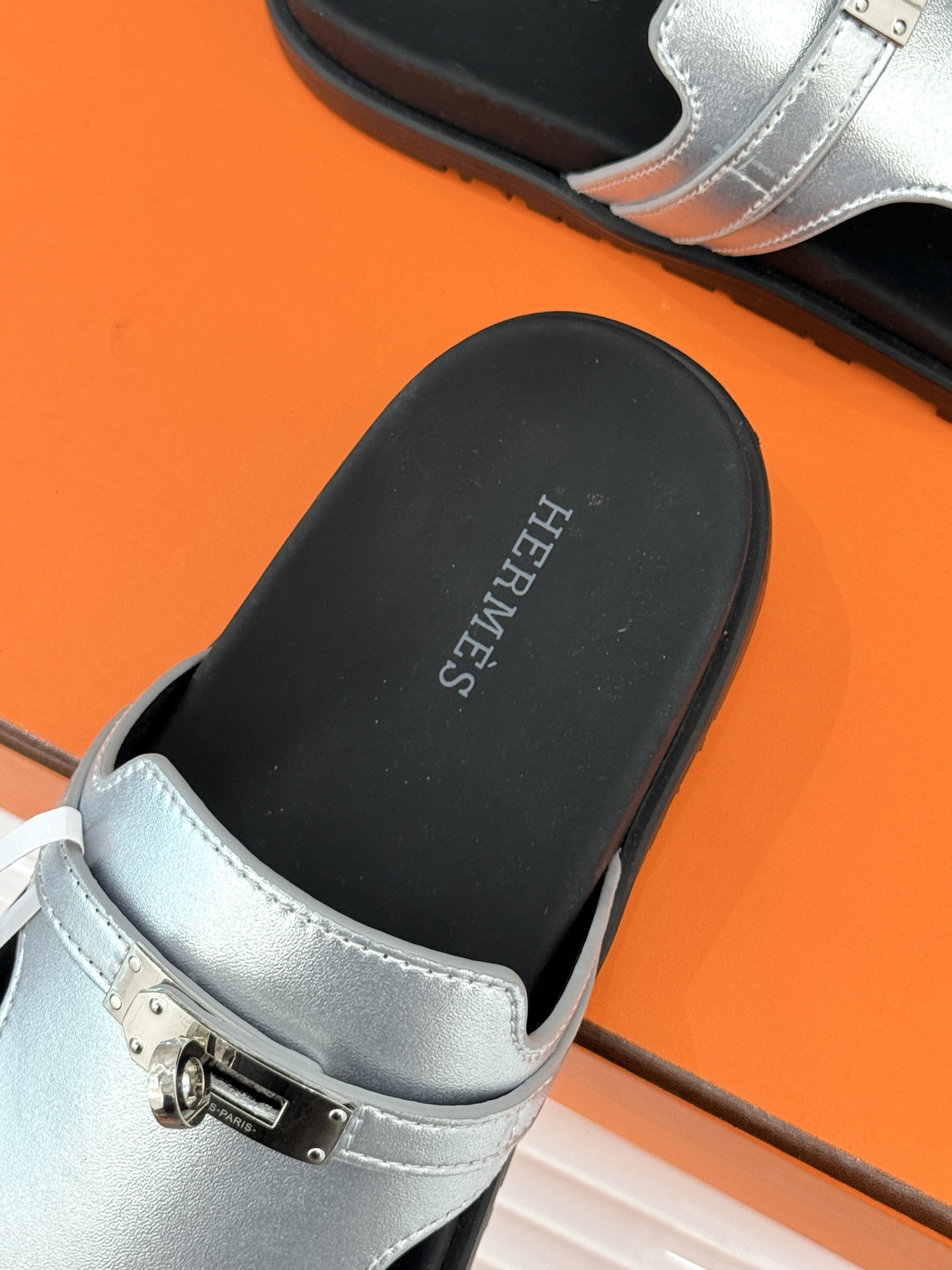 男码➕10Herme*经典 二舅Kelly扣拖鞋二舅鞋夏天的最爱😍仿佛是有一种魔力 越看越好看 刚出的时