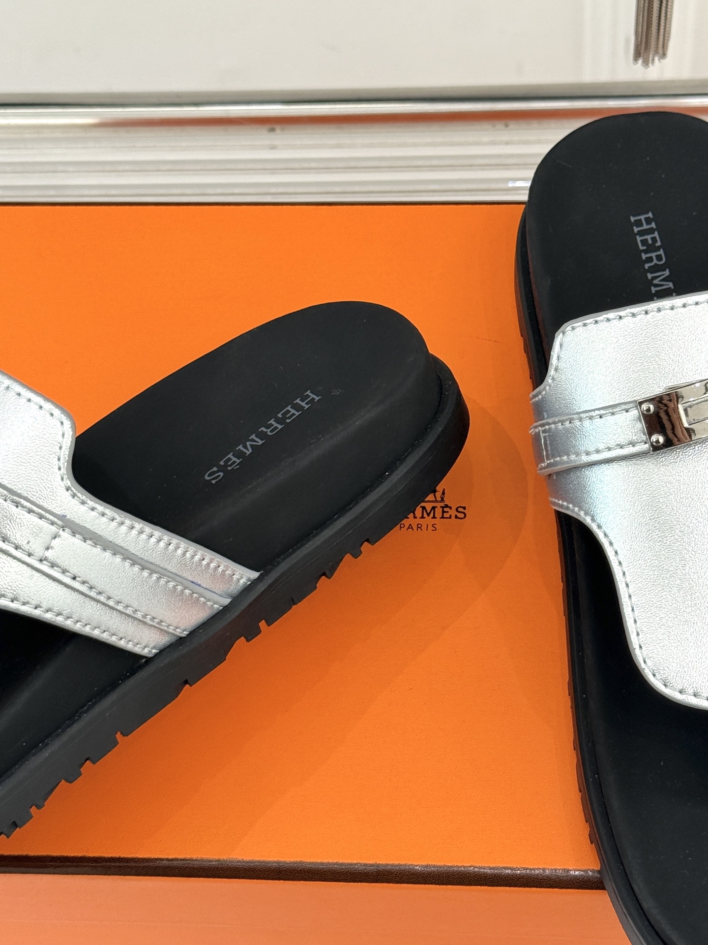 男码➕10Herme*经典 二舅Kelly扣拖鞋二舅鞋夏天的最爱😍仿佛是有一种魔力 越看越好看 刚出的时