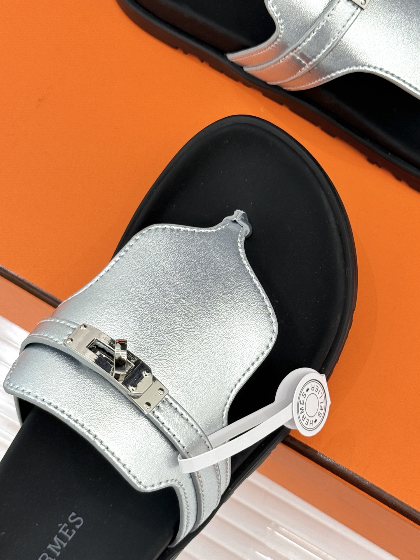 男码➕10Herme*经典 二舅Kelly扣拖鞋二舅鞋夏天的最爱😍仿佛是有一种魔力 越看越好看 刚出的时