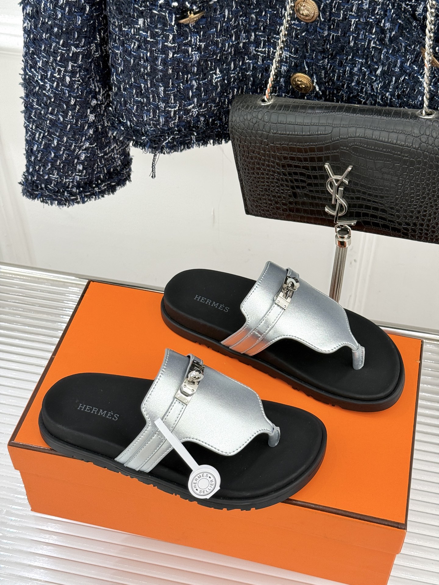男码➕10Herme*经典 二舅Kelly扣拖鞋二舅鞋夏天的最爱😍仿佛是有一种魔力 越看越好看 刚出的时