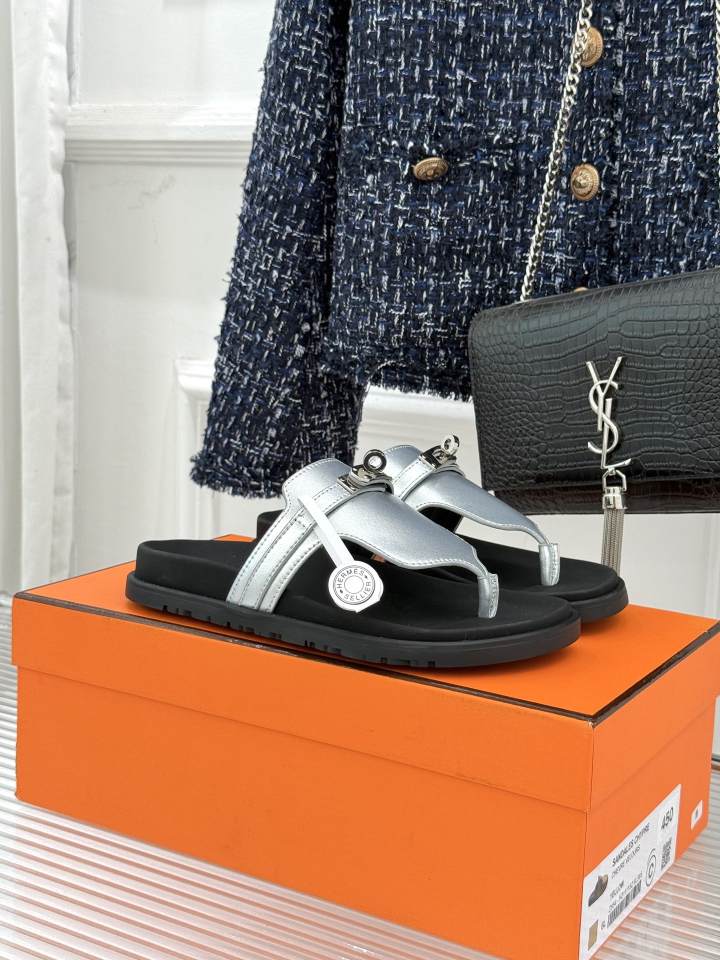 男码➕10Herme*经典 二舅Kelly扣拖鞋二舅鞋夏天的最爱😍仿佛是有一种魔力 越看越好看 刚出的时