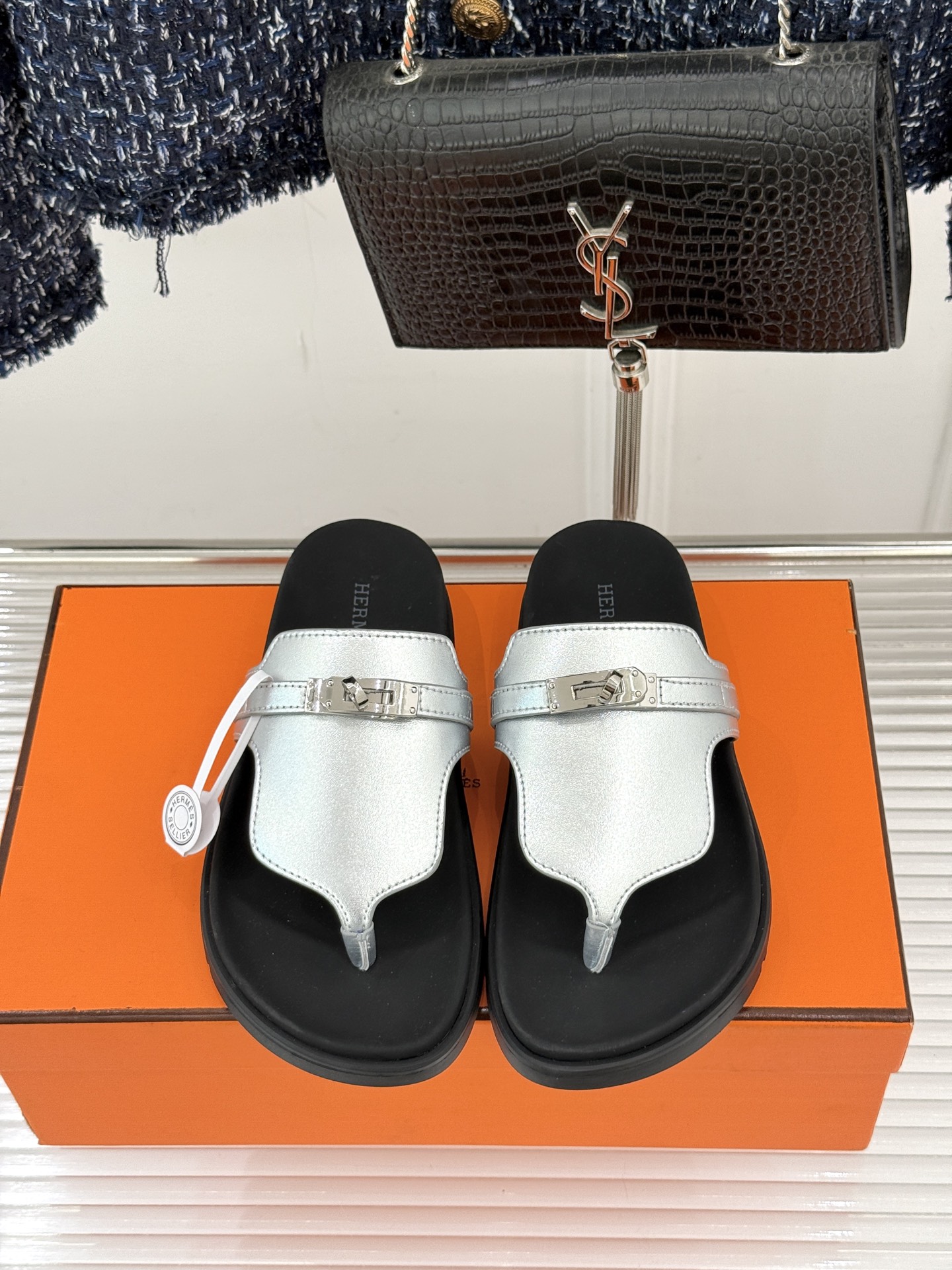 男码➕10Herme*经典 二舅Kelly扣拖鞋二舅鞋夏天的最爱😍仿佛是有一种魔力 越看越好看 刚出的时