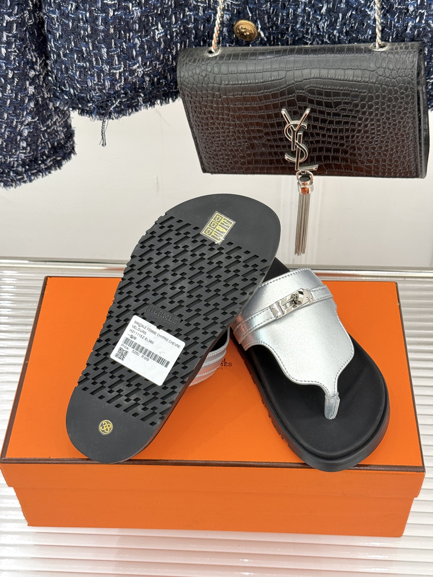 男码➕10Herme*经典 二舅Kelly扣拖鞋二舅鞋夏天的最爱😍仿佛是有一种魔力 越看越好看 刚出的时