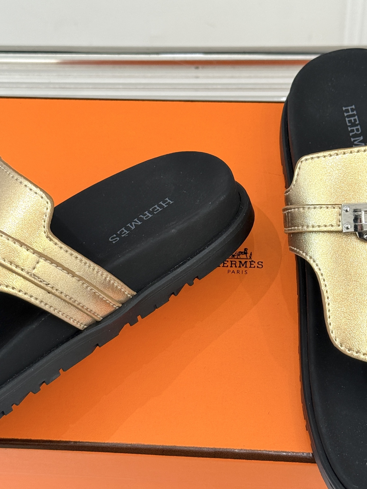 男码➕10Herme*经典 二舅Kelly扣拖鞋二舅鞋夏天的最爱😍仿佛是有一种魔力 越看越好看 刚出的时