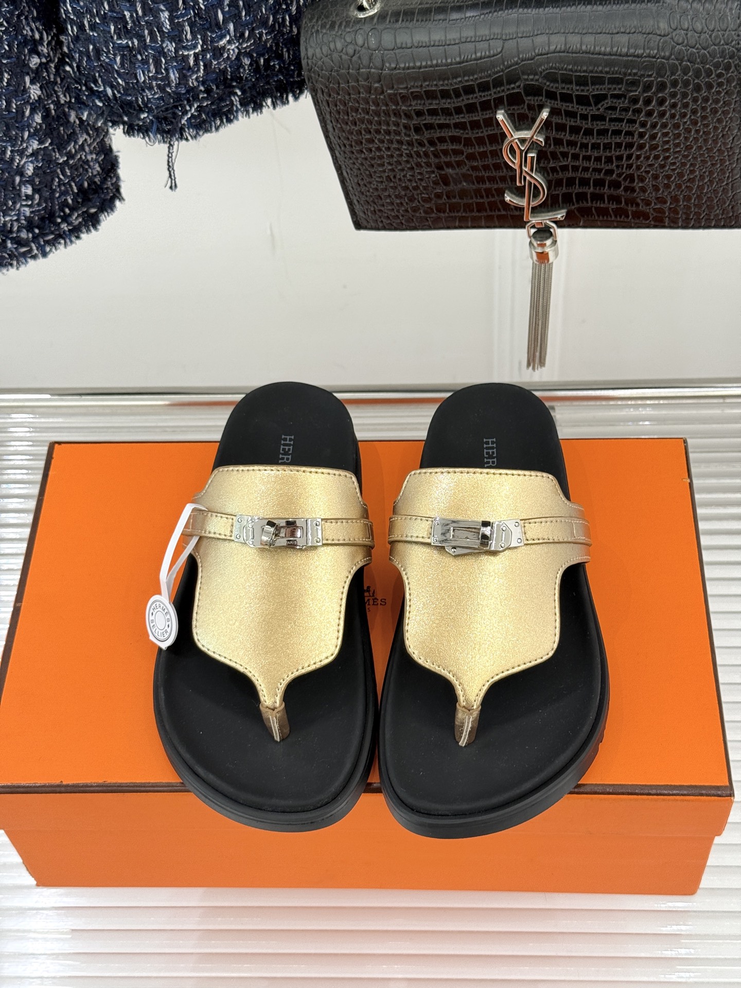 男码➕10Herme*经典 二舅Kelly扣拖鞋二舅鞋夏天的最爱😍仿佛是有一种魔力 越看越好看 刚出的时