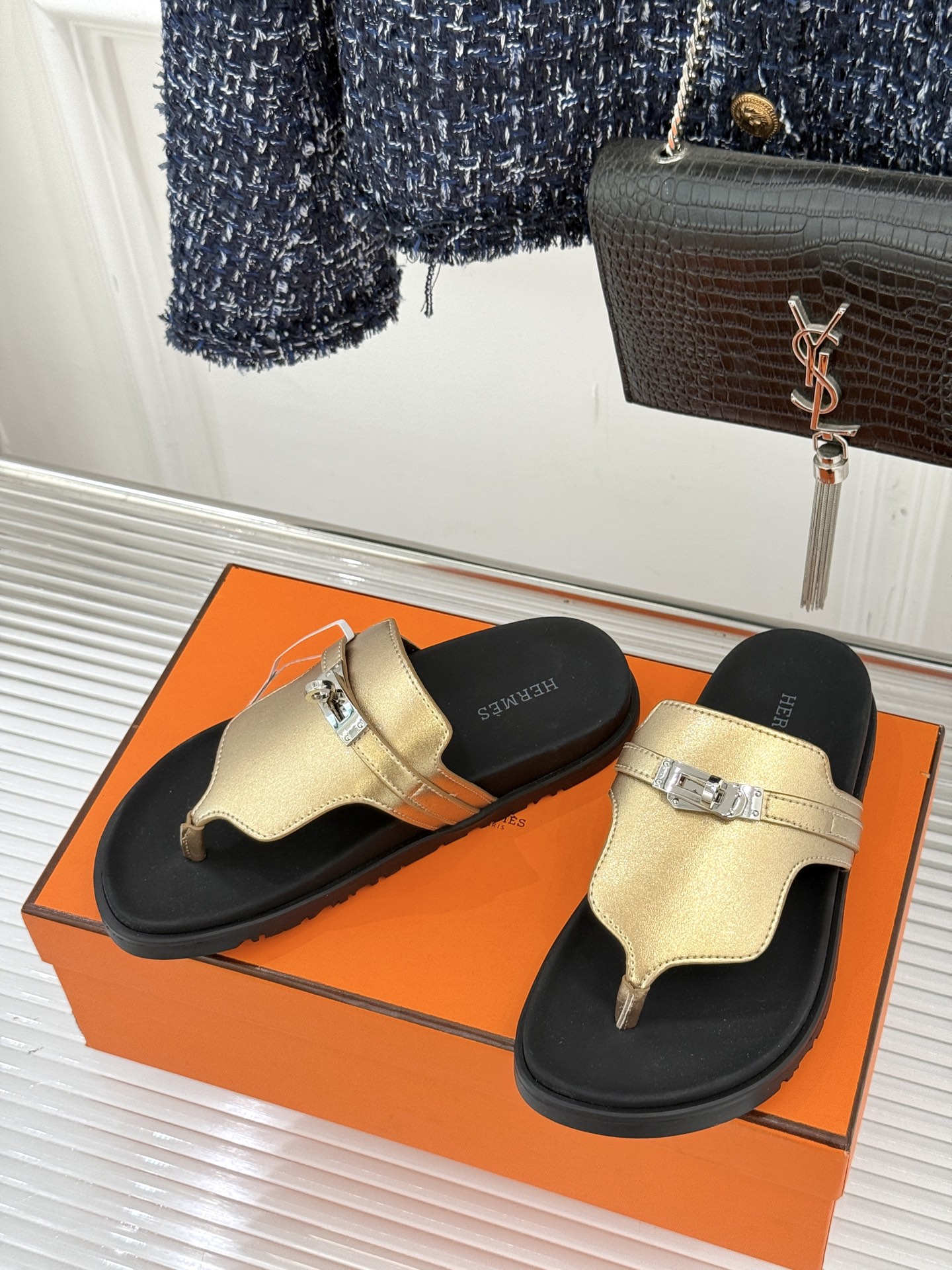 男码➕10Herme*经典 二舅Kelly扣拖鞋二舅鞋夏天的最爱😍仿佛是有一种魔力 越看越好看 刚出的时