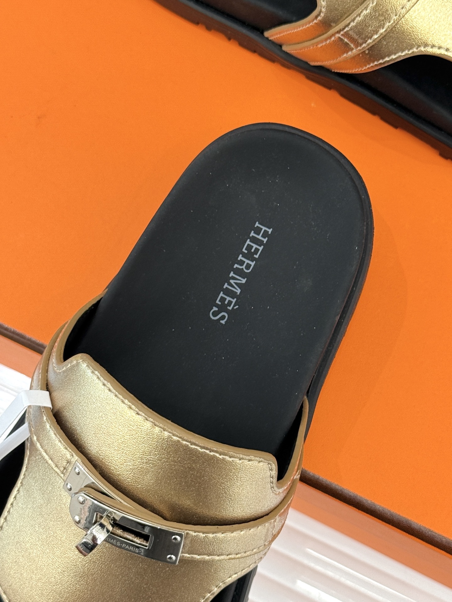 男码➕10Herme*经典 二舅Kelly扣拖鞋二舅鞋夏天的最爱😍仿佛是有一种魔力 越看越好看 刚出的时