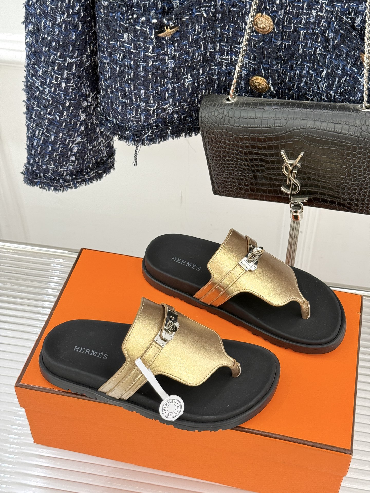 男码➕10Herme*经典 二舅Kelly扣拖鞋二舅鞋夏天的最爱😍仿佛是有一种魔力 越看越好看 刚出的时