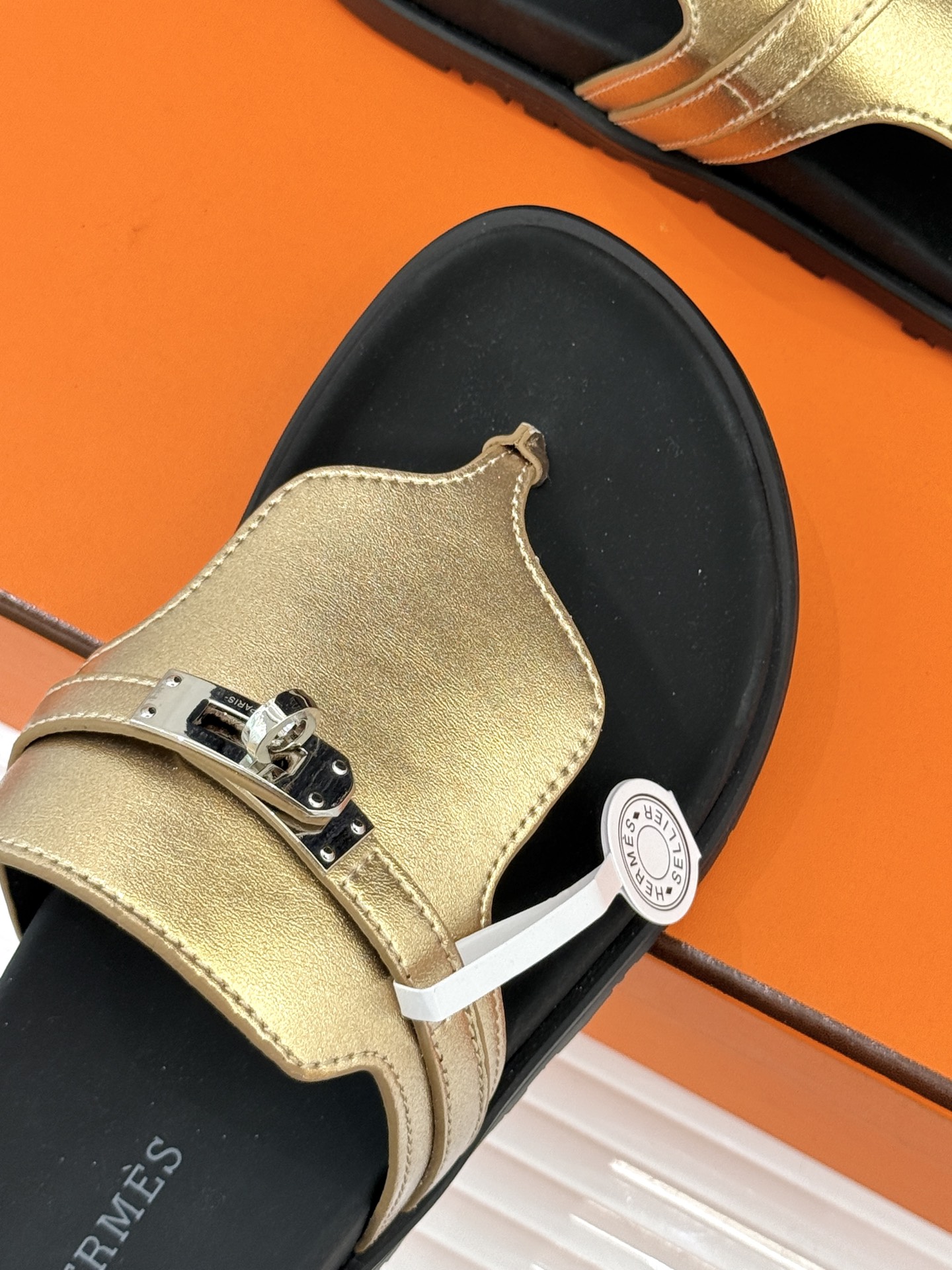 男码➕10Herme*经典 二舅Kelly扣拖鞋二舅鞋夏天的最爱😍仿佛是有一种魔力 越看越好看 刚出的时