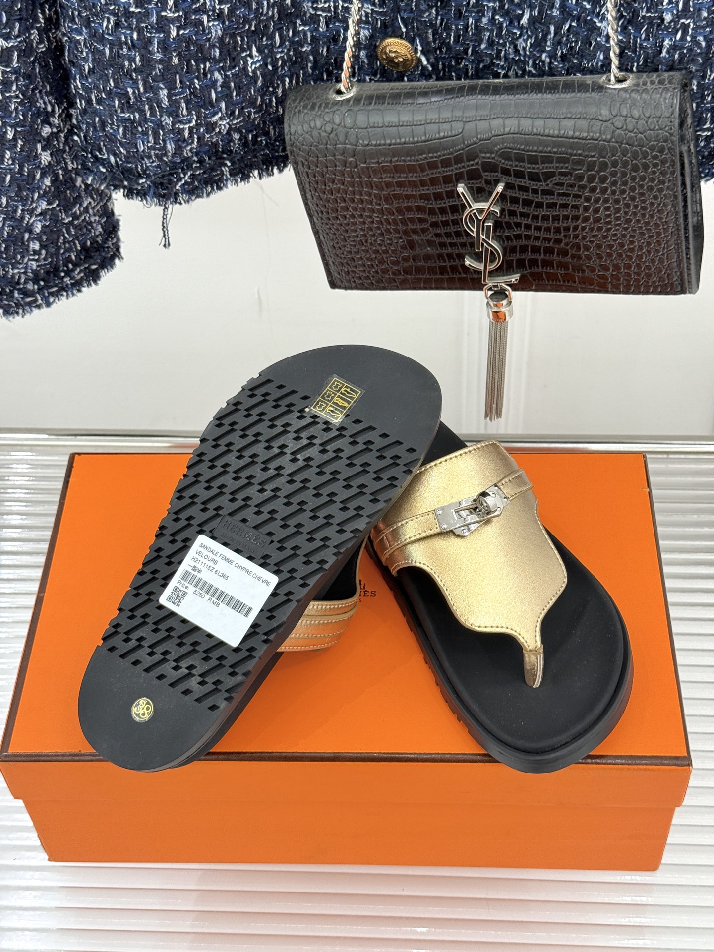 男码➕10Herme*经典 二舅Kelly扣拖鞋二舅鞋夏天的最爱😍仿佛是有一种魔力 越看越好看 刚出的时