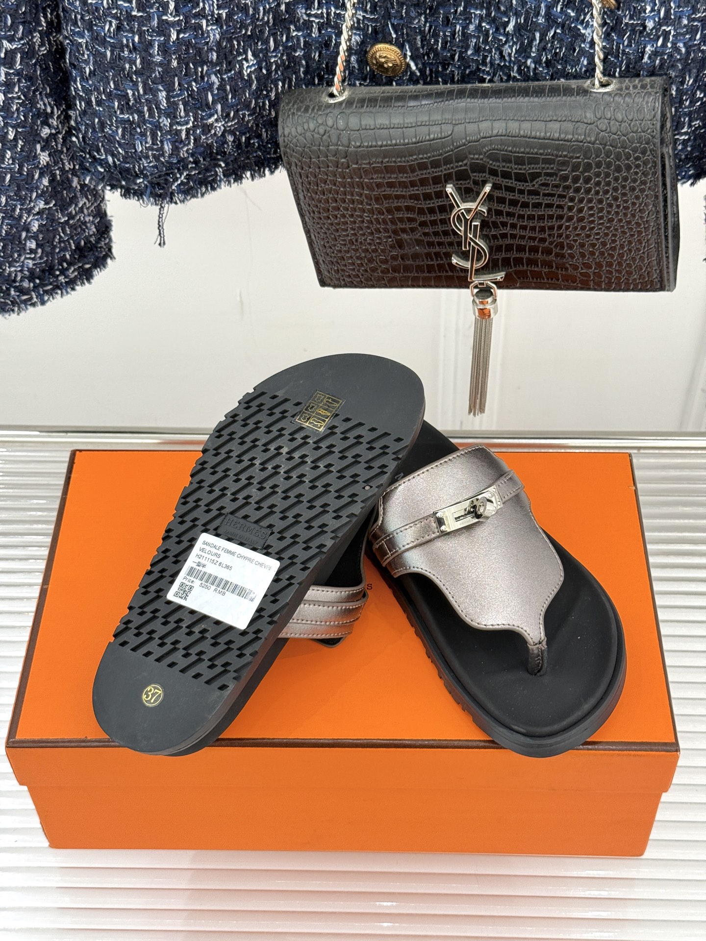 男码➕10Herme*经典 二舅Kelly扣拖鞋二舅鞋夏天的最爱😍仿佛是有一种魔力 越看越好看 刚出的时