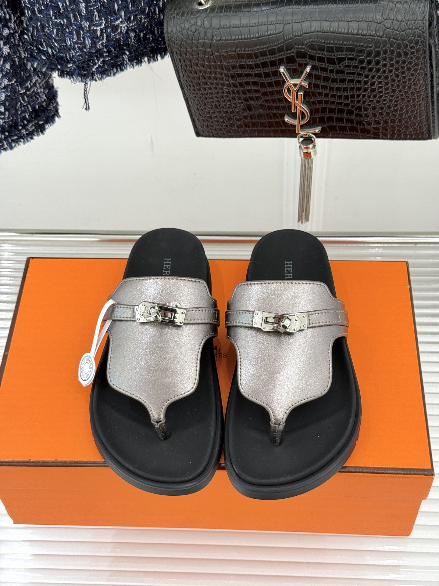 男码➕10Herme*经典 二舅Kelly扣拖鞋二舅鞋夏天的最爱😍仿佛是有一种魔力 越看越好看 刚出的时