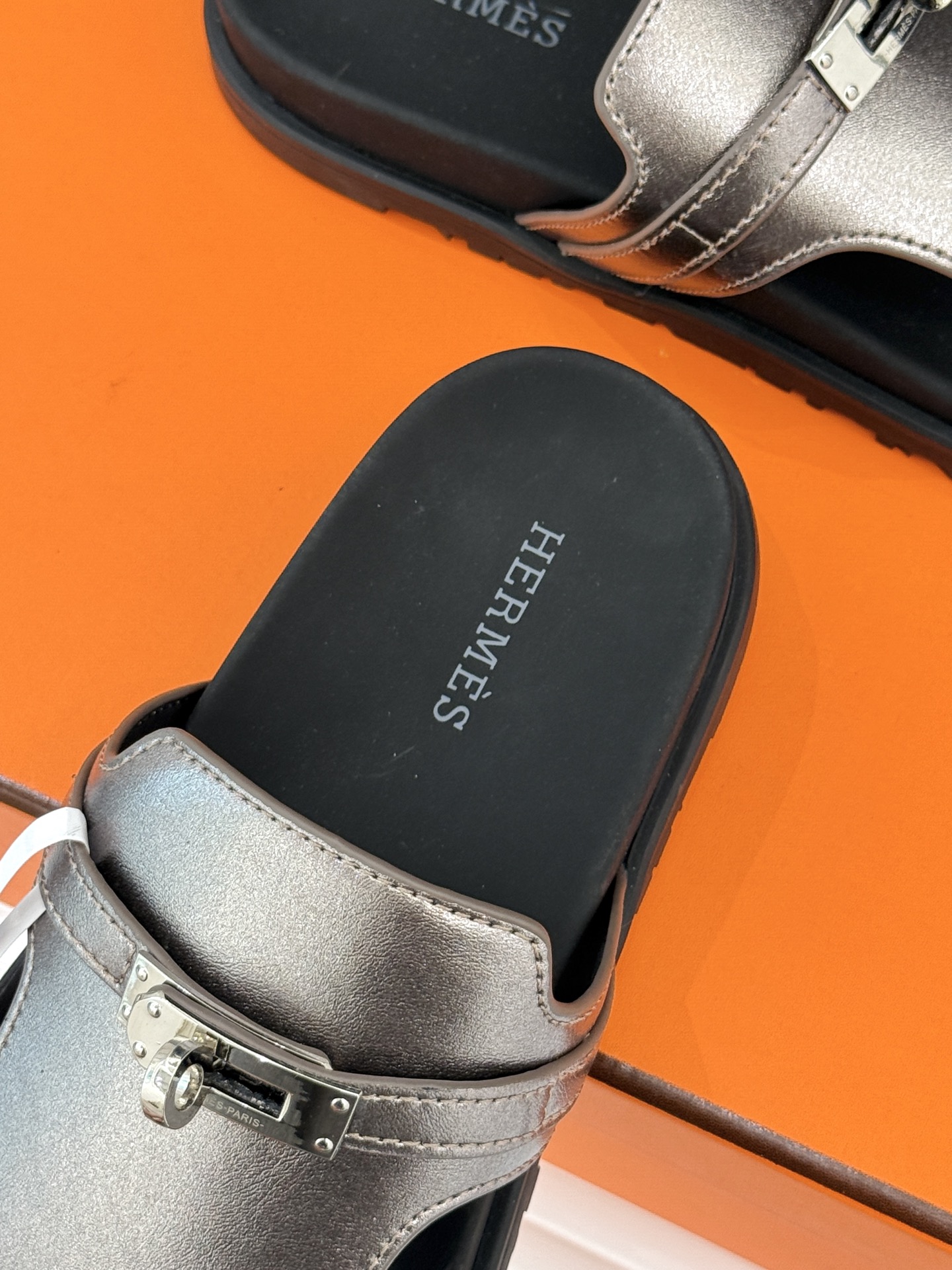 男码➕10Herme*经典 二舅Kelly扣拖鞋二舅鞋夏天的最爱😍仿佛是有一种魔力 越看越好看 刚出的时