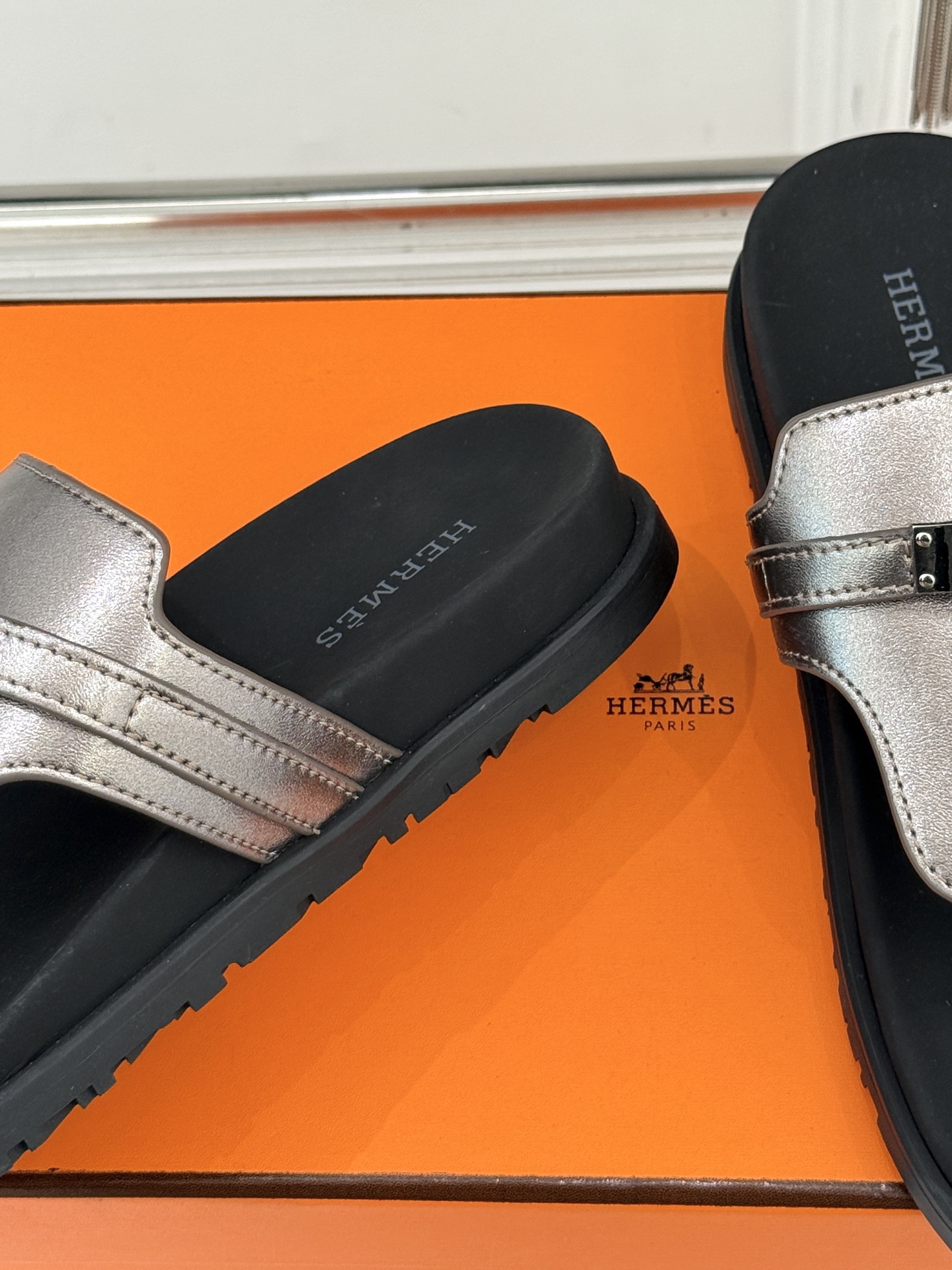 男码➕10Herme*经典 二舅Kelly扣拖鞋二舅鞋夏天的最爱😍仿佛是有一种魔力 越看越好看 刚出的时
