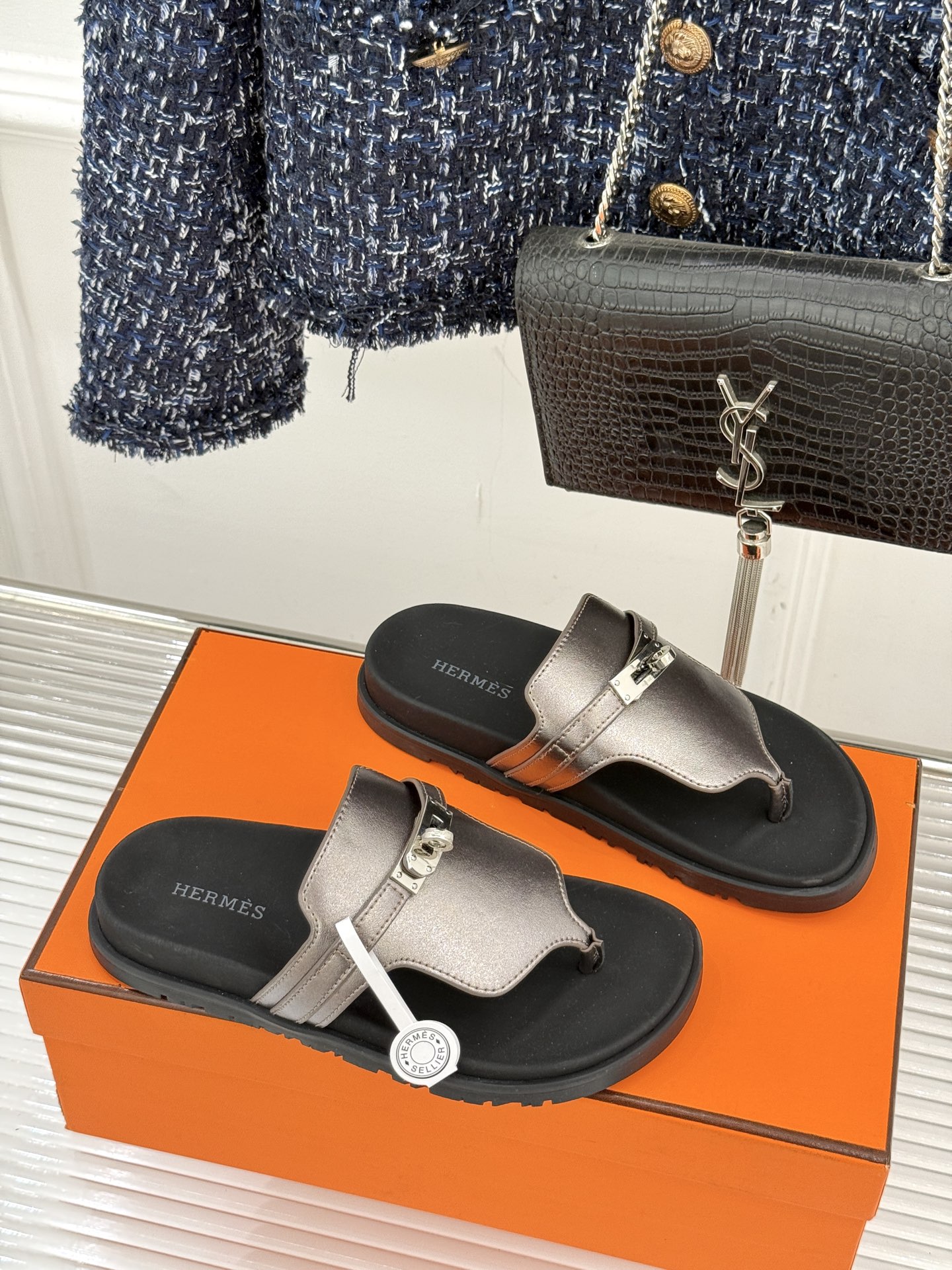 男码➕10Herme*经典 二舅Kelly扣拖鞋二舅鞋夏天的最爱😍仿佛是有一种魔力 越看越好看 刚出的时