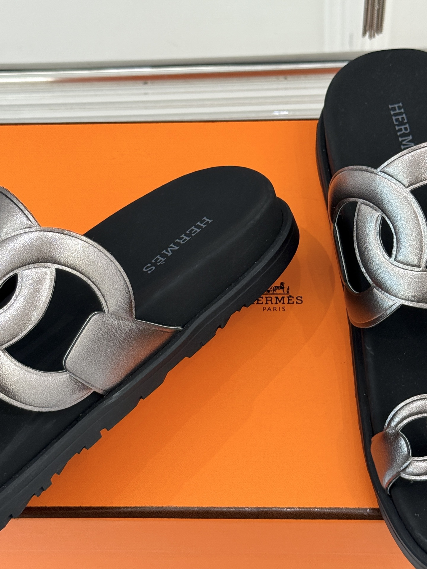 男码➕10Herme*经典 二舅猪鼻子拖鞋二舅鞋夏天的最爱😍仿佛是有一种魔力 越看越好看 刚出的时候不理