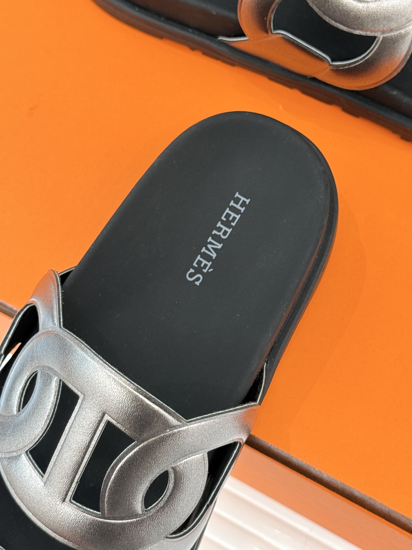 男码➕10Herme*经典 二舅猪鼻子拖鞋二舅鞋夏天的最爱😍仿佛是有一种魔力 越看越好看 刚出的时候不理