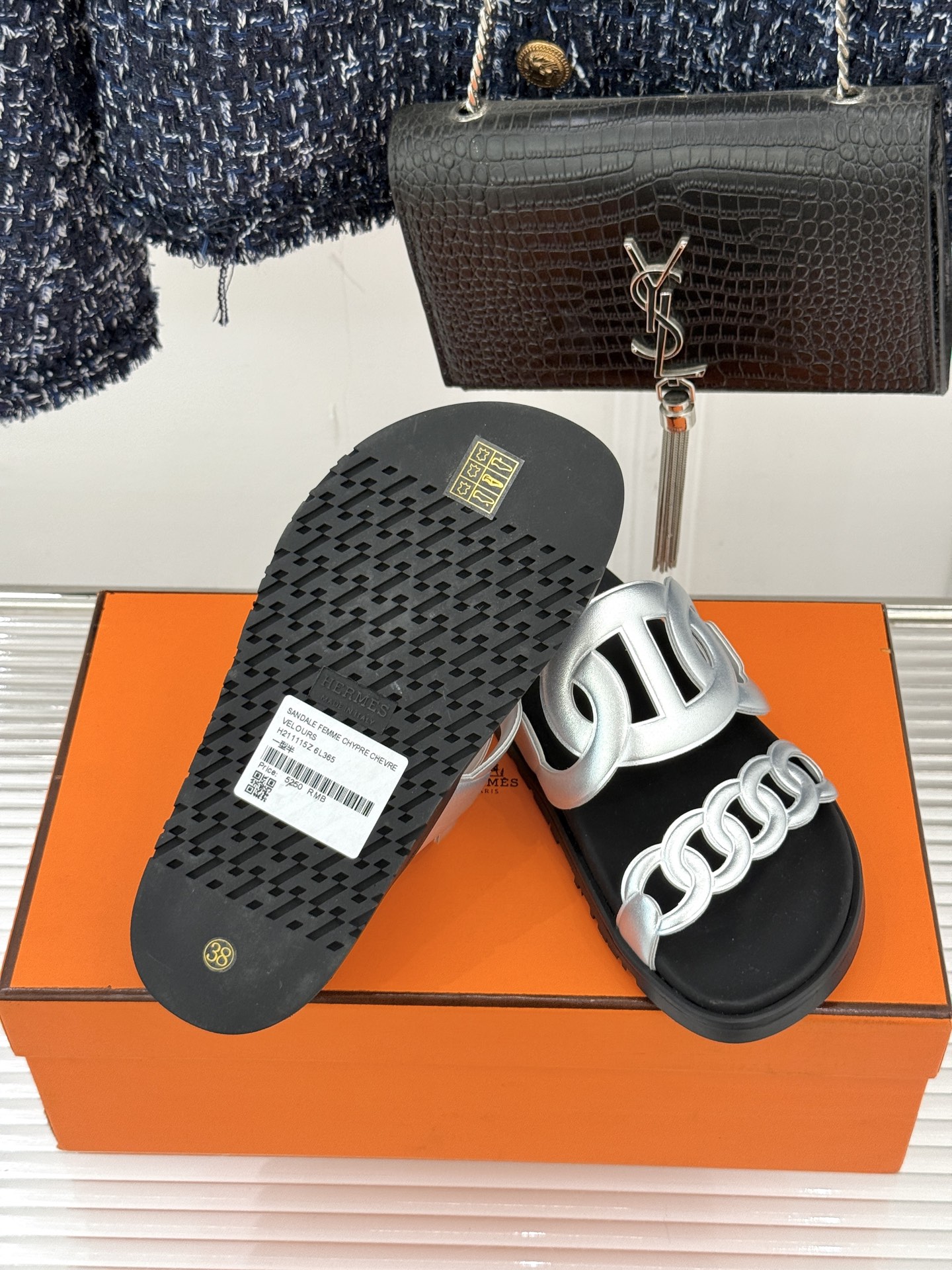 男码➕10Herme*经典 二舅猪鼻子拖鞋二舅鞋夏天的最爱😍仿佛是有一种魔力 越看越好看 刚出的时候不理