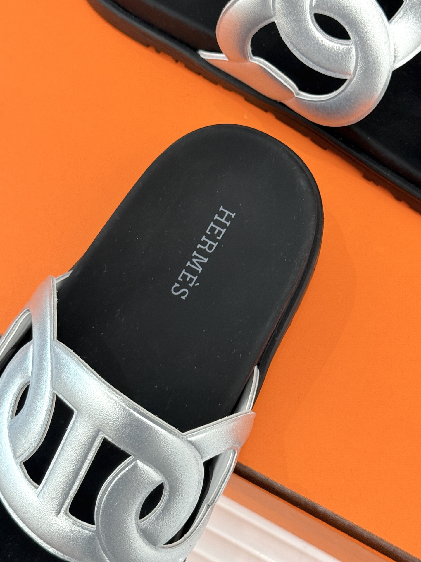 男码➕10Herme*经典 二舅猪鼻子拖鞋二舅鞋夏天的最爱😍仿佛是有一种魔力 越看越好看 刚出的时候不理