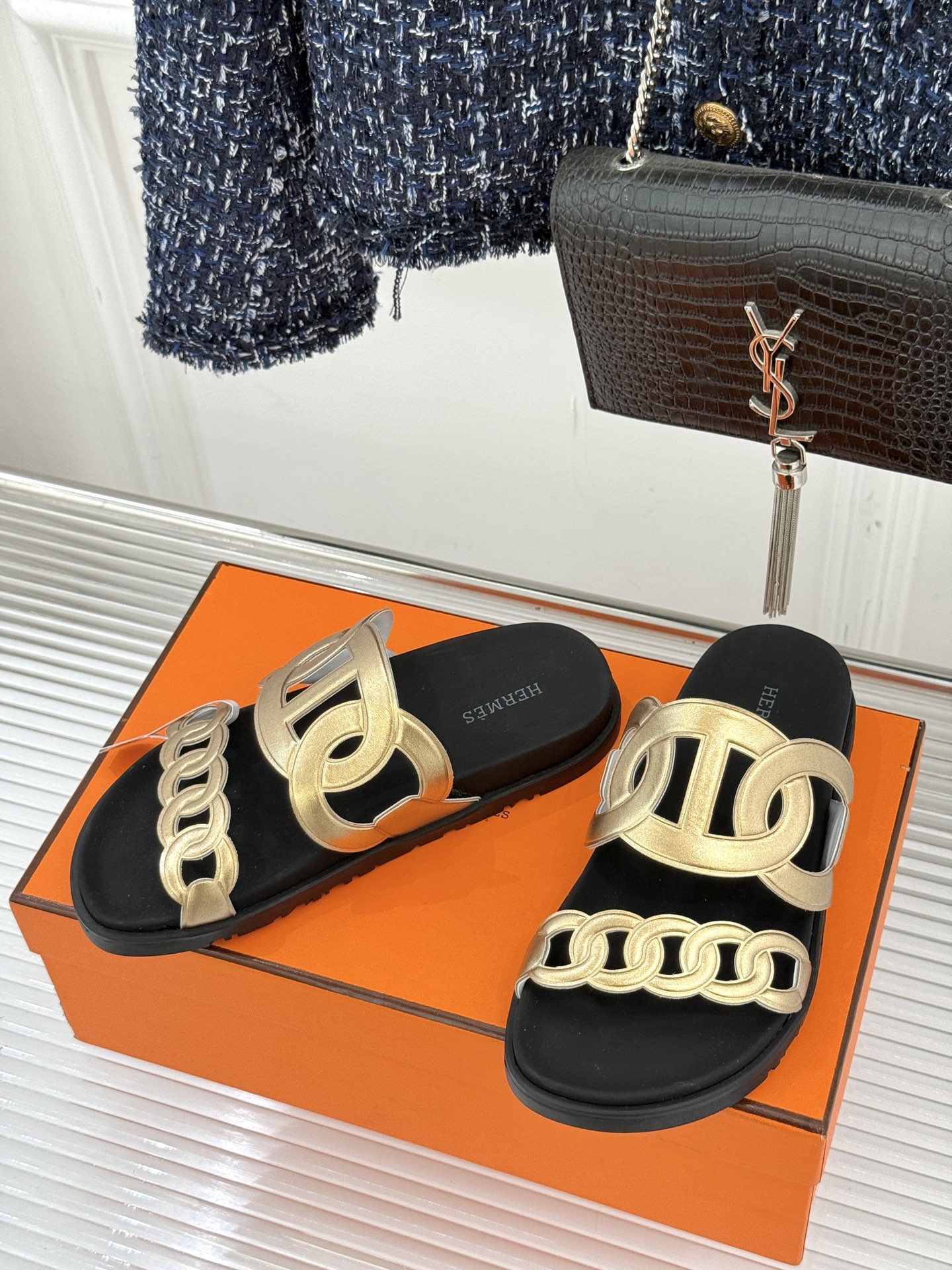 男码➕10Herme*经典 二舅猪鼻子拖鞋二舅鞋夏天的最爱😍仿佛是有一种魔力 越看越好看 刚出的时候不理