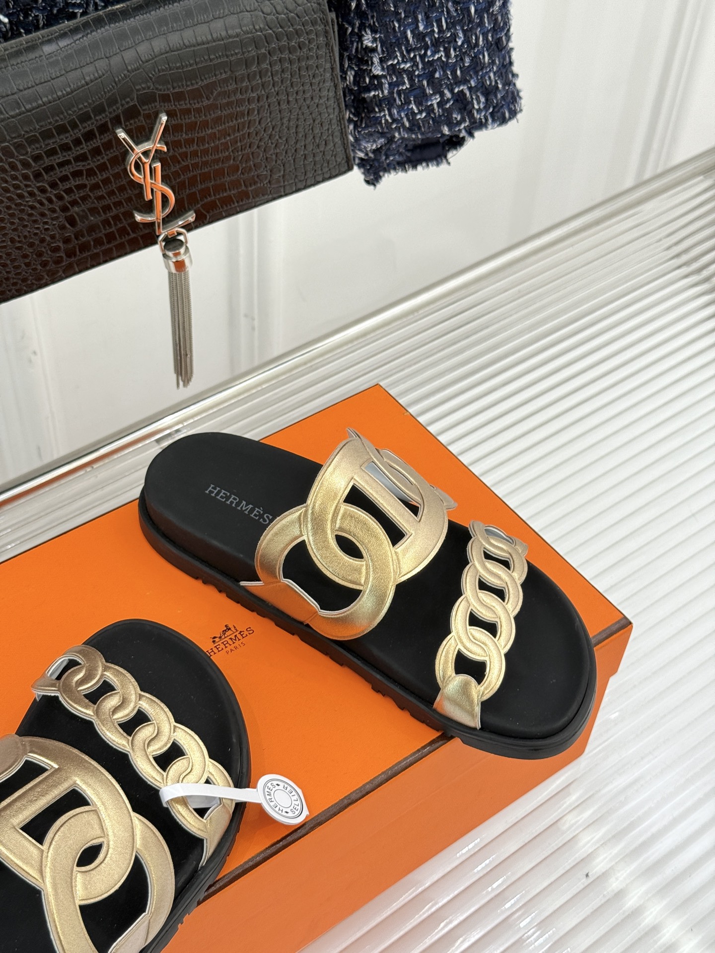 男码➕10Herme*经典 二舅猪鼻子拖鞋二舅鞋夏天的最爱😍仿佛是有一种魔力 越看越好看 刚出的时候不理