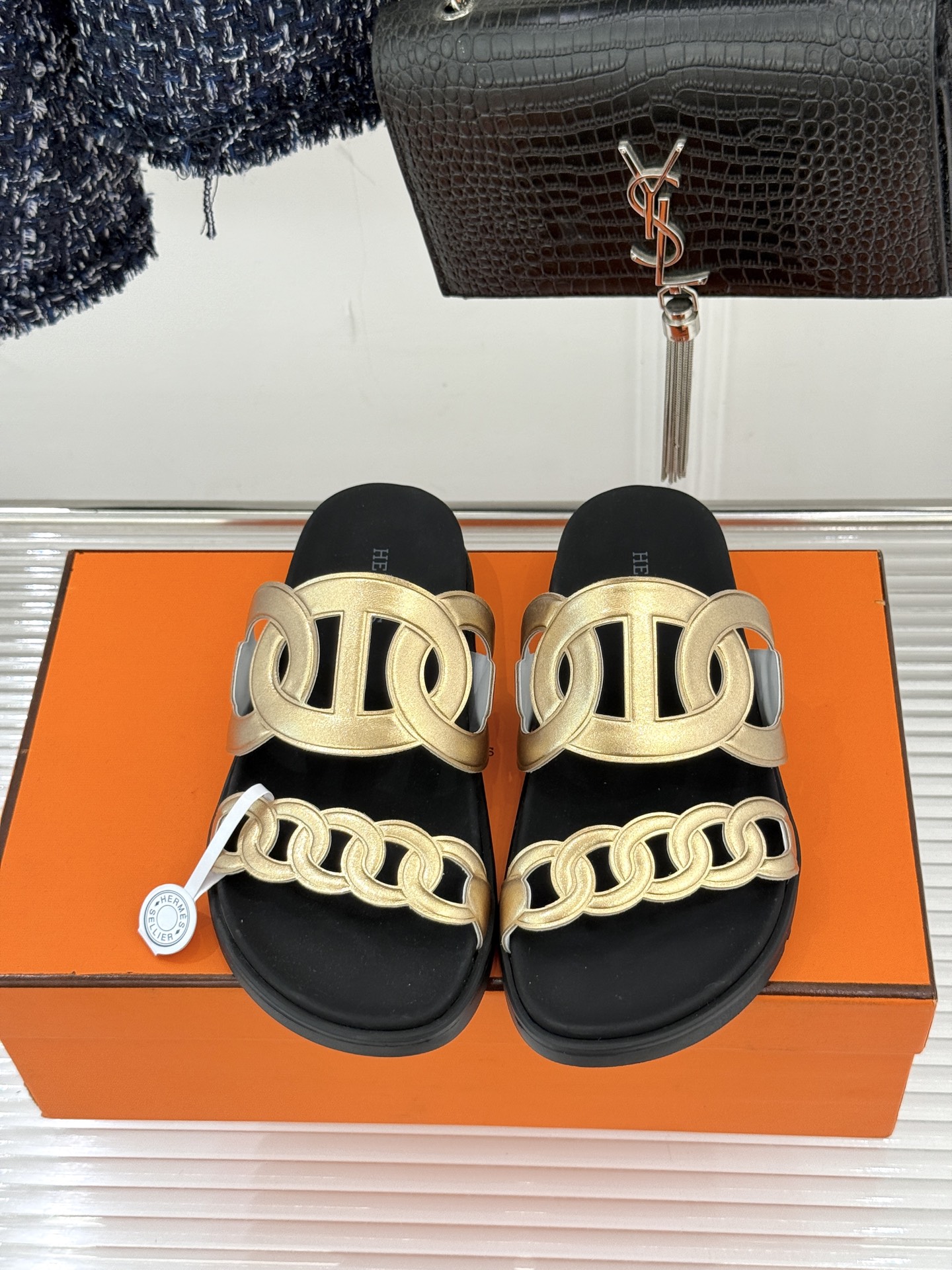 男码➕10Herme*经典 二舅猪鼻子拖鞋二舅鞋夏天的最爱😍仿佛是有一种魔力 越看越好看 刚出的时候不理