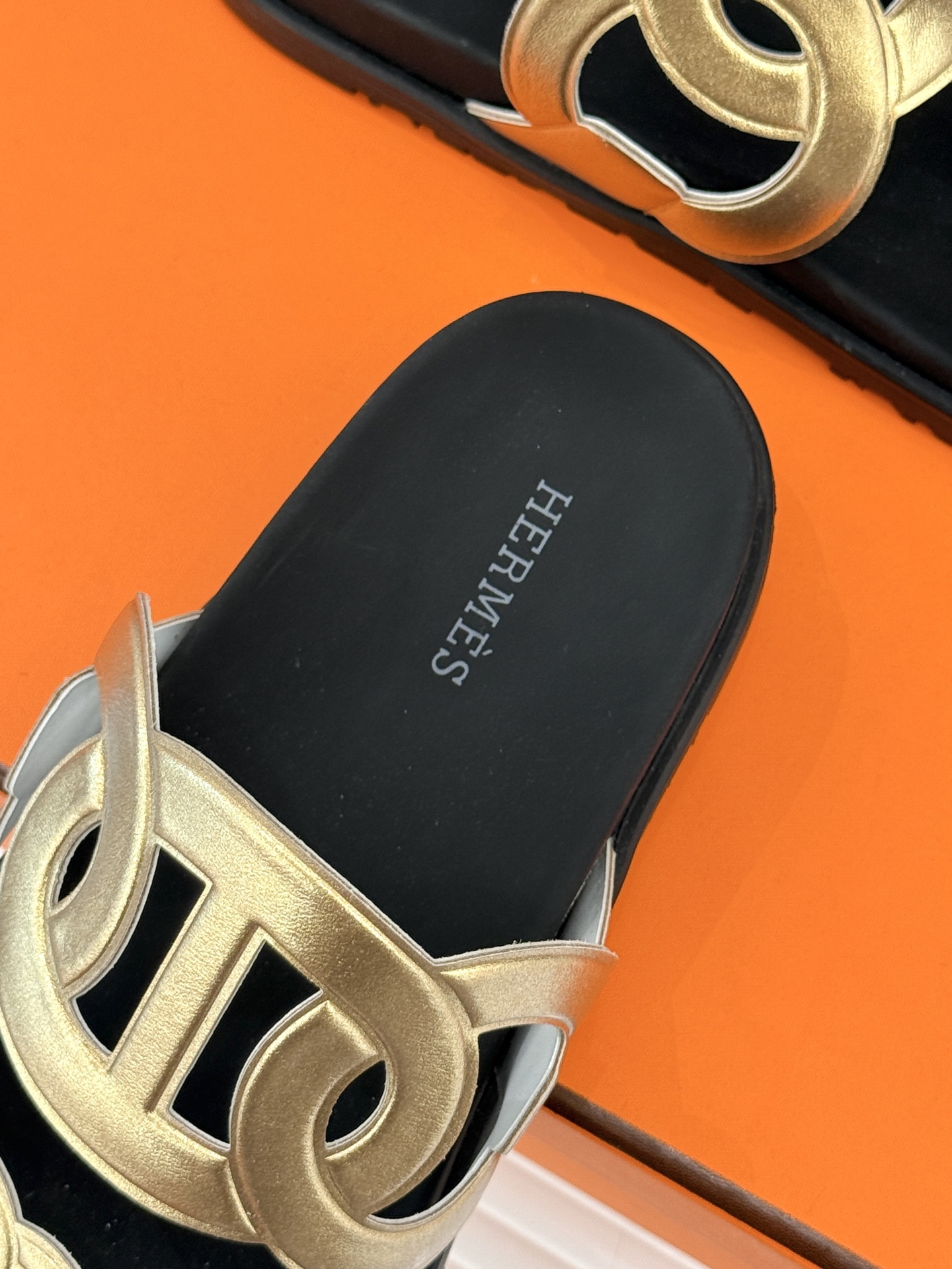 男码➕10Herme*经典 二舅猪鼻子拖鞋二舅鞋夏天的最爱😍仿佛是有一种魔力 越看越好看 刚出的时候不理