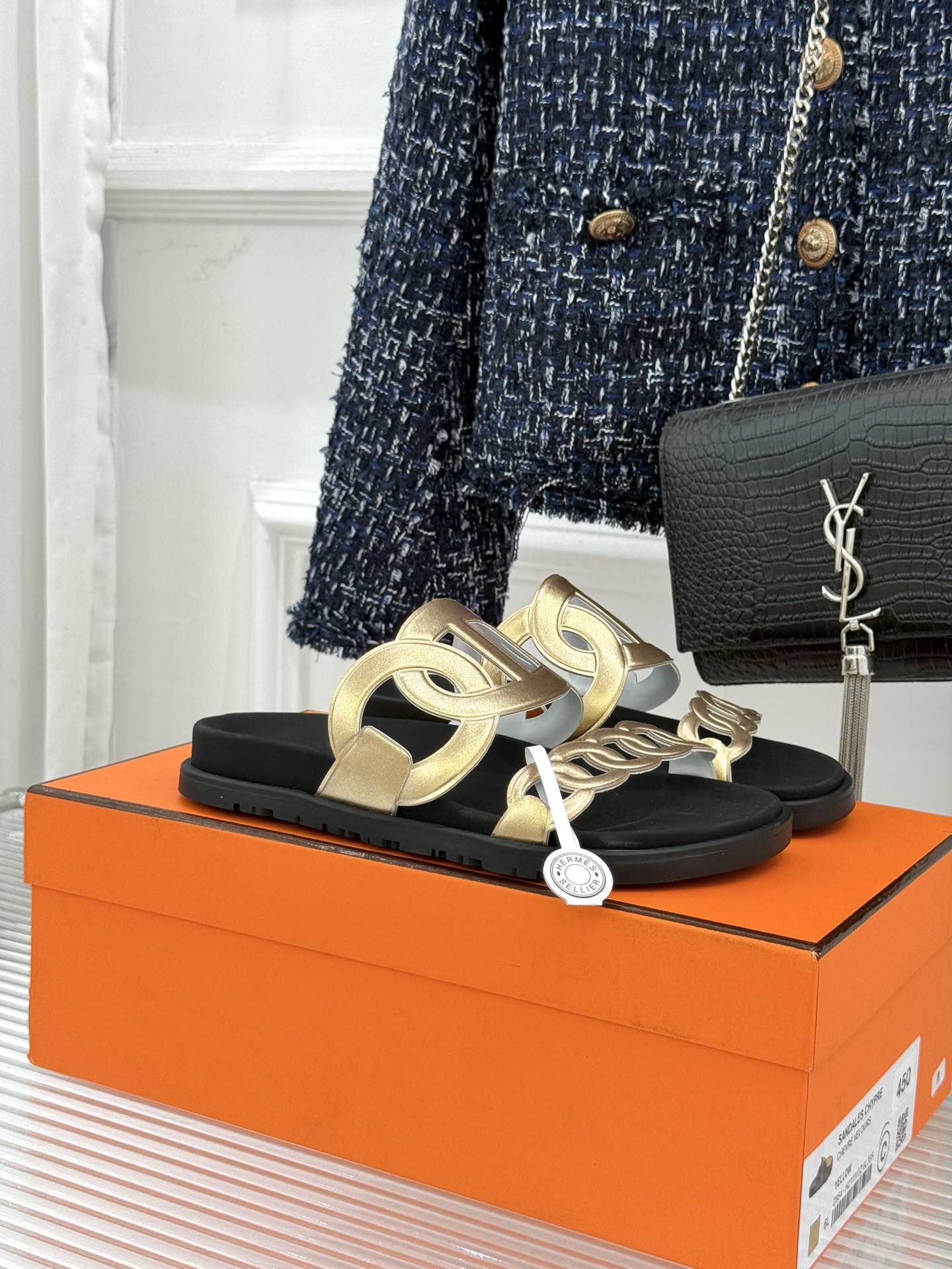 NO:711208,Men's size 10 Herme* Classic Ernie pig nose slippers Ernie's favorite shoes in the summer. It seems to have a kind of magic. The more you look at it, the better it looks. I didn't understand it when it first came out. I love it now. Fully wrapped in leather. The upper and foot comfort is amazing. It is very suitable for daily commuting and shopping. It looks good no matter how you wear it.19860909男码10 Herme*经典 二舅猪鼻子拖鞋 二舅鞋夏天的最爱 仿佛是有一种魔力 越看越好看 刚出的时候不理解 现在是爱惨了 全皮包裹 上脚舒适度爆赞 日常通勤逛街都非常适合 怎么搭都好看 Size女码35-40 男码39-44（女34/40/41/42男45/46定制）,拖鞋,hermes,slippers,Women's Shoes