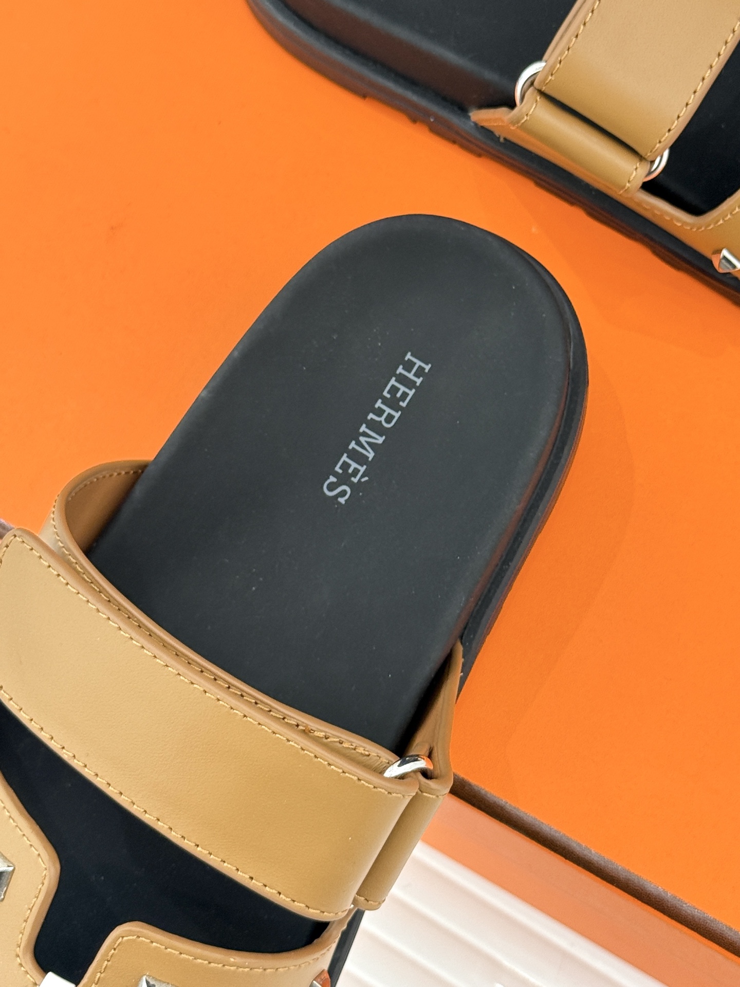 男码➕10Herme*经典 二舅魔术贴H拖鞋二舅鞋夏天的最爱😍仿佛是有一种魔力 越看越好看 刚出的时候不