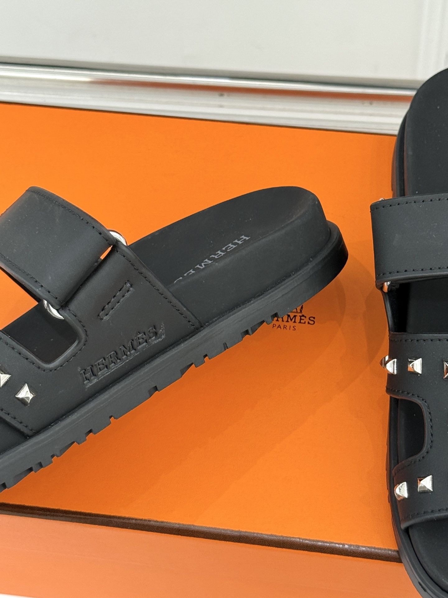 男码➕10Herme*经典 二舅魔术贴H拖鞋二舅鞋夏天的最爱😍仿佛是有一种魔力 越看越好看 刚出的时候不