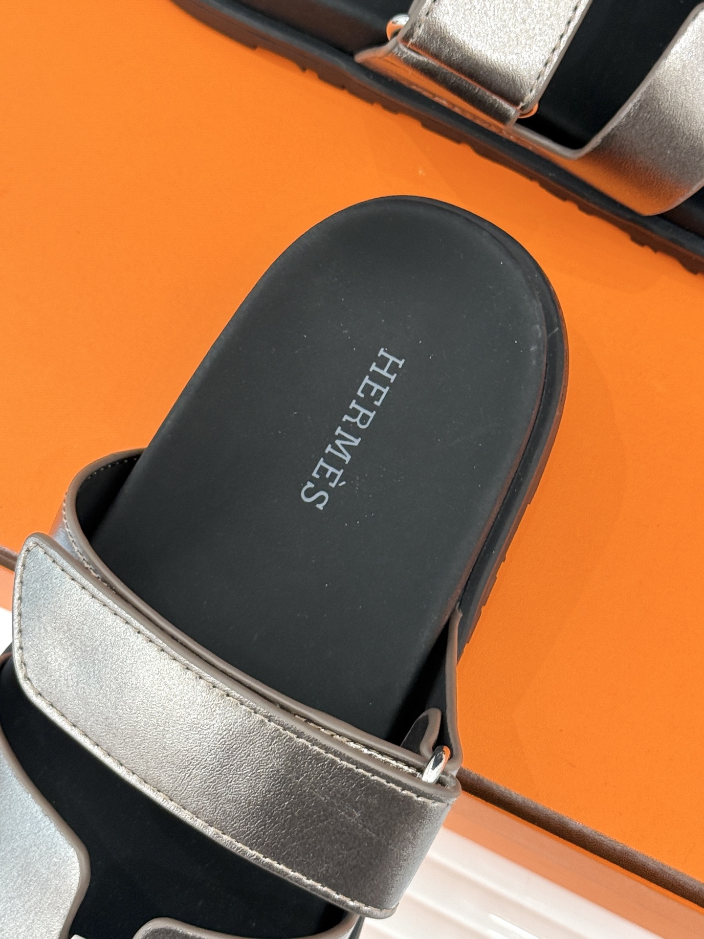 男码➕10Herme*经典 二舅魔术贴H拖鞋二舅鞋夏天的最爱😍仿佛是有一种魔力 越看越好看 刚出的时候不