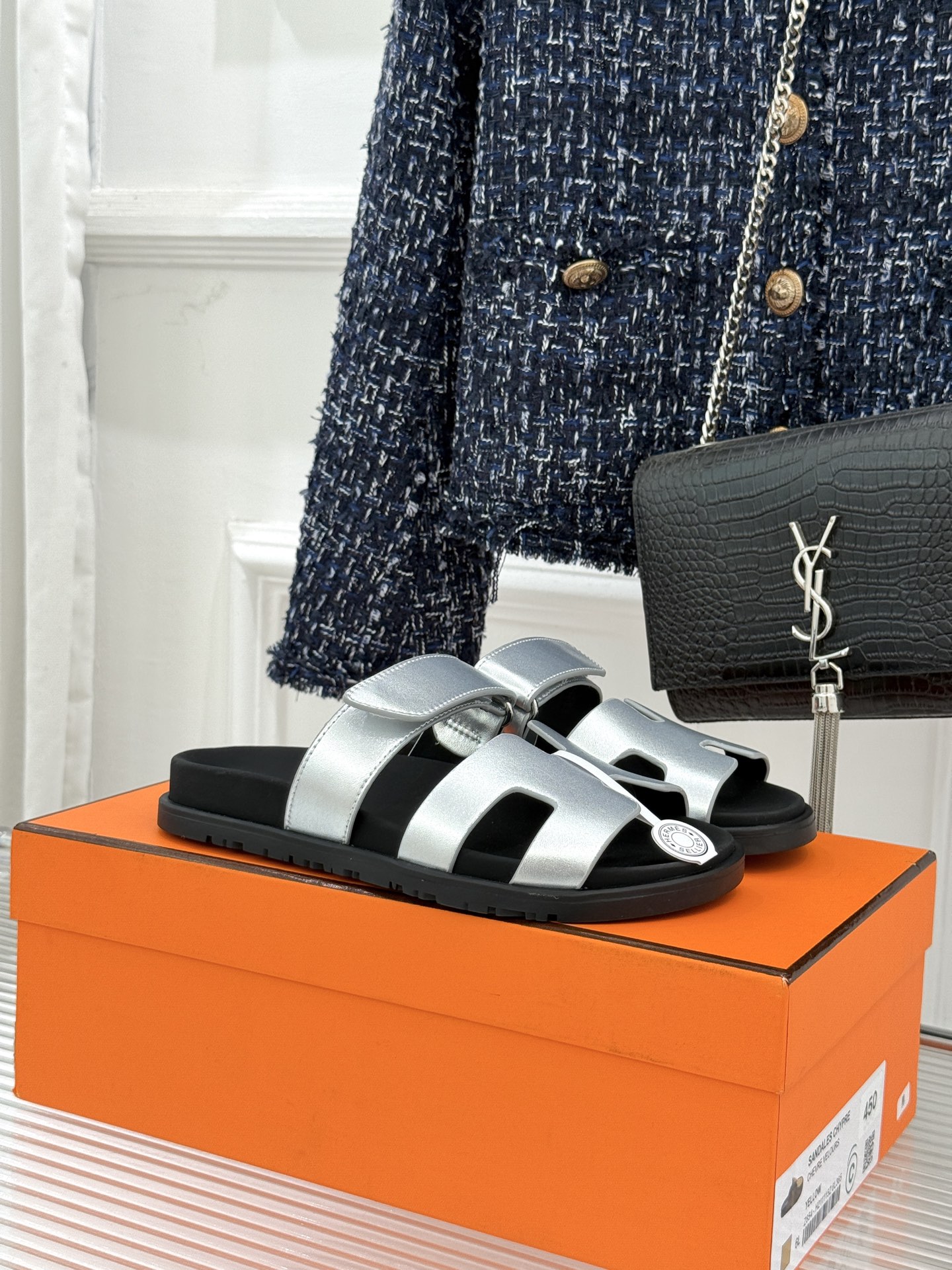 NO:711211,Men's size 10 Herme* classic Herme's Velcro H slippers My uncle's summer favorite shoes. It seems to have a kind of magic. The more you look at it, the better it looks. I didn't understand it when it first came out. Now I love it miserably. Fully wrapped in leather. The comfort on the feet is amazing. It is very suitable for daily commuting and shopping. It looks good no matter how you wear it. Size women's size 35-40  Male size 39-44 (female 34/40/41/42 male 45/46 customized), slippers, hermes, slippers19860909男码10 Herme*经典 二舅魔术贴H拖鞋 二舅鞋夏天的最爱 仿佛是有一种魔力 越看越好看 刚出的时候不理解 现在是爱惨了 全皮包裹 上脚舒适度爆赞 日常通勤逛街都非常适合 怎么搭都好看 Size女码35-40 男码39-44（女34/40/41/42男45/46定制）,拖鞋,hermes,slippers,Women's Shoes