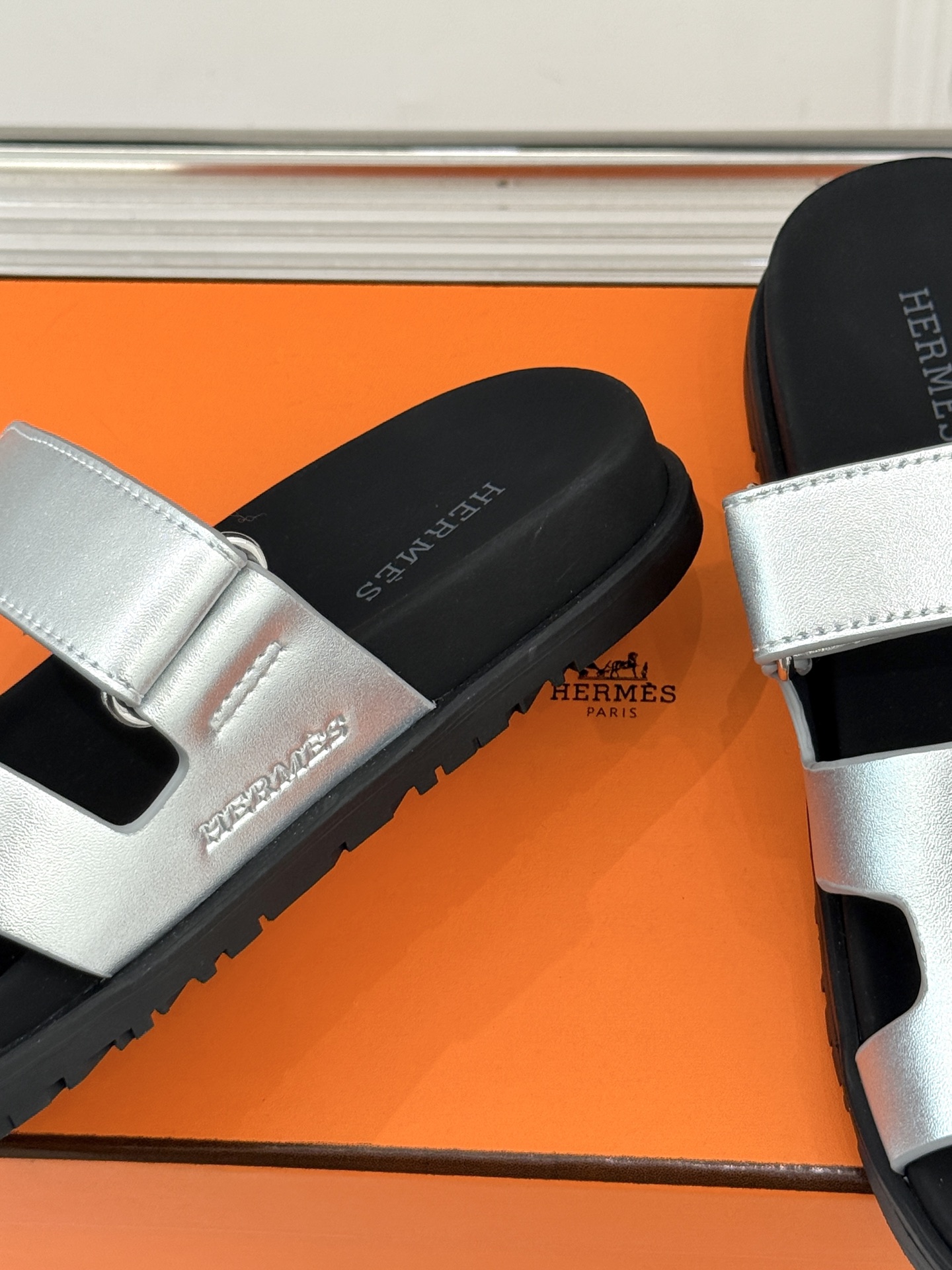 男码➕10Herme*经典 二舅魔术贴H拖鞋二舅鞋夏天的最爱😍仿佛是有一种魔力 越看越好看 刚出的时候不