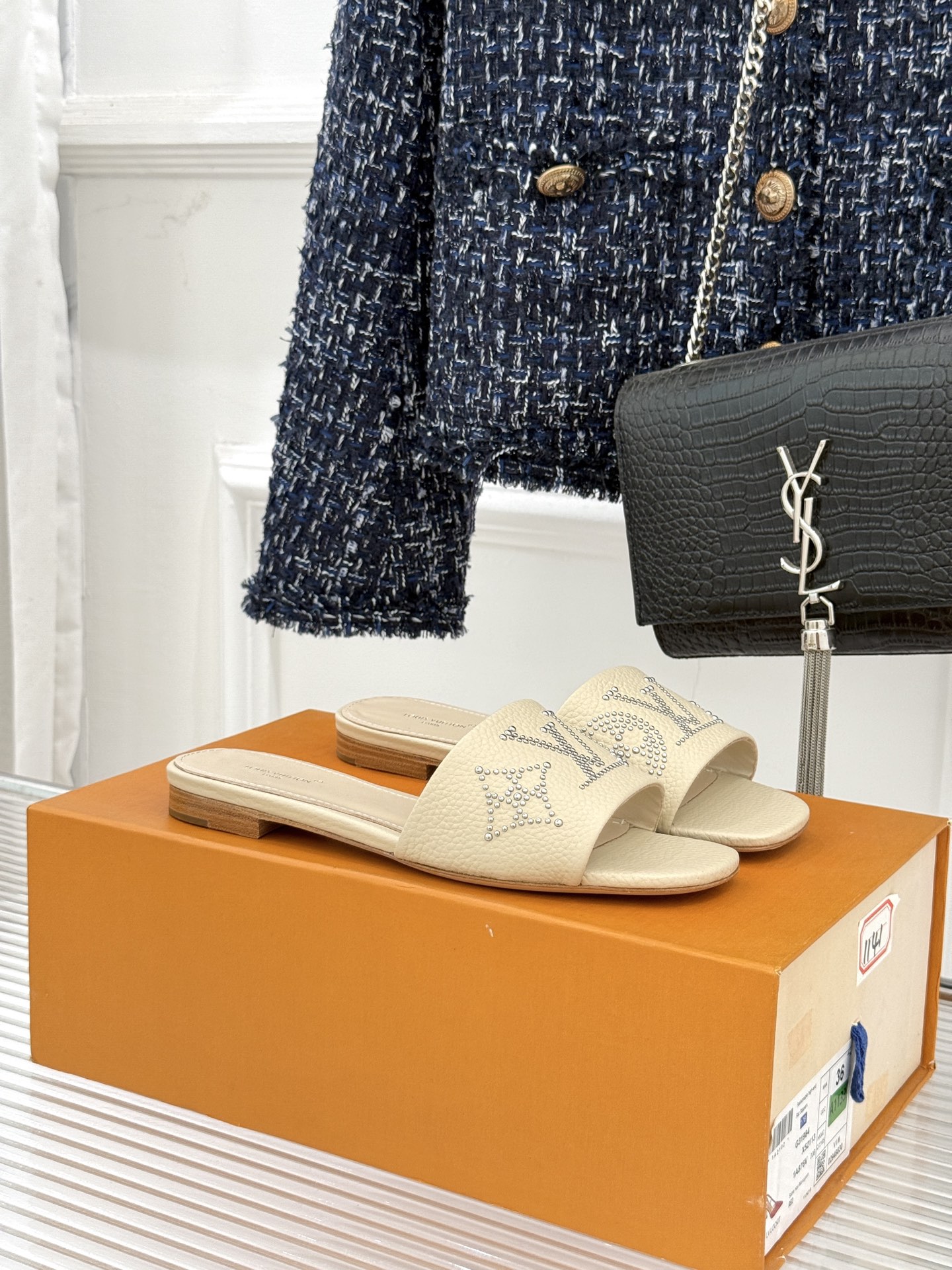 L*V驴家经典铆钉标识一字带拖鞋以极简带面勾勒足间线条金属铆钉缀以经典 Monogram 标识硬朗锋芒碰