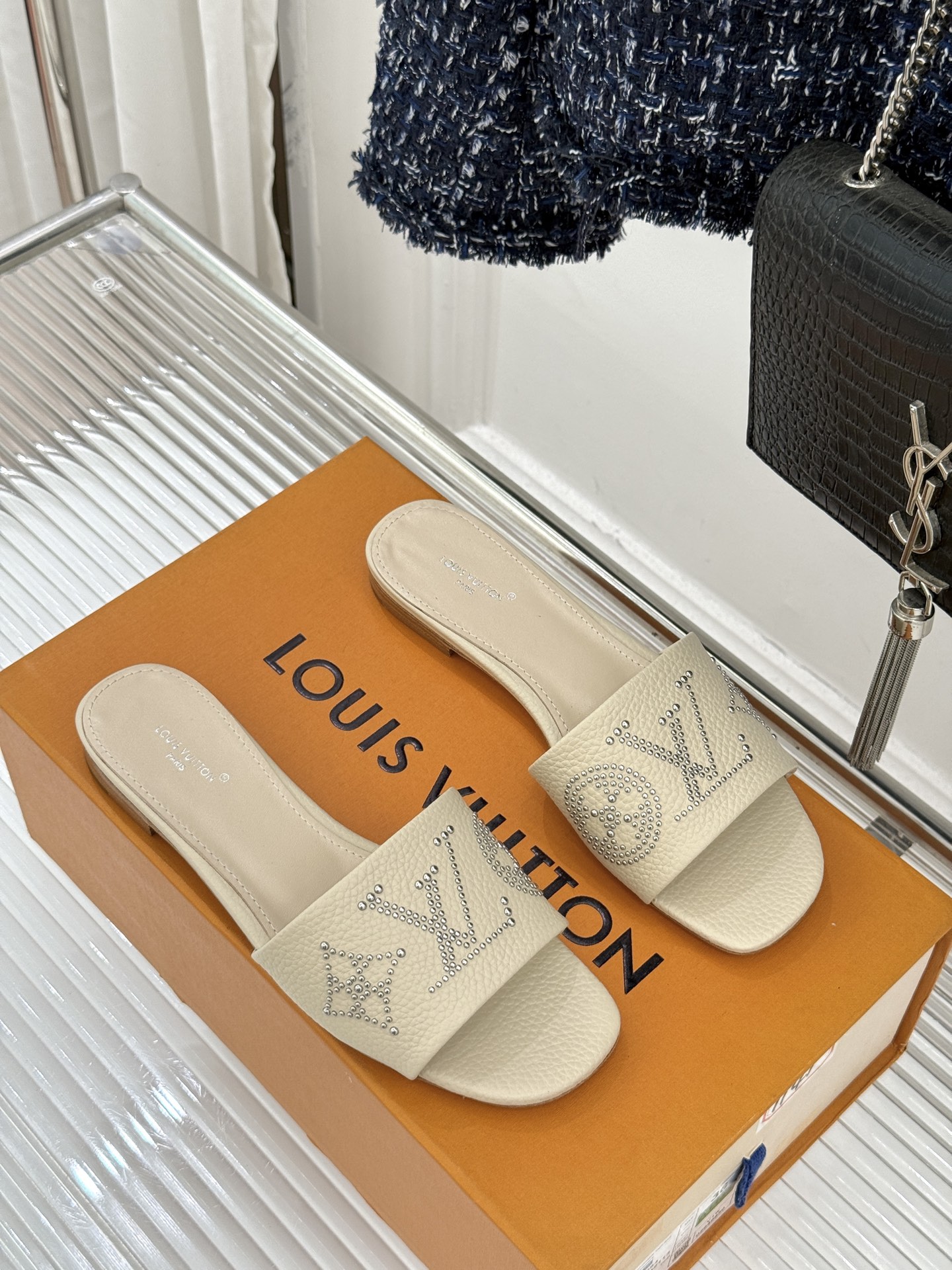 L*V驴家经典铆钉标识一字带拖鞋以极简带面勾勒足间线条金属铆钉缀以经典 Monogram 标识硬朗锋芒碰