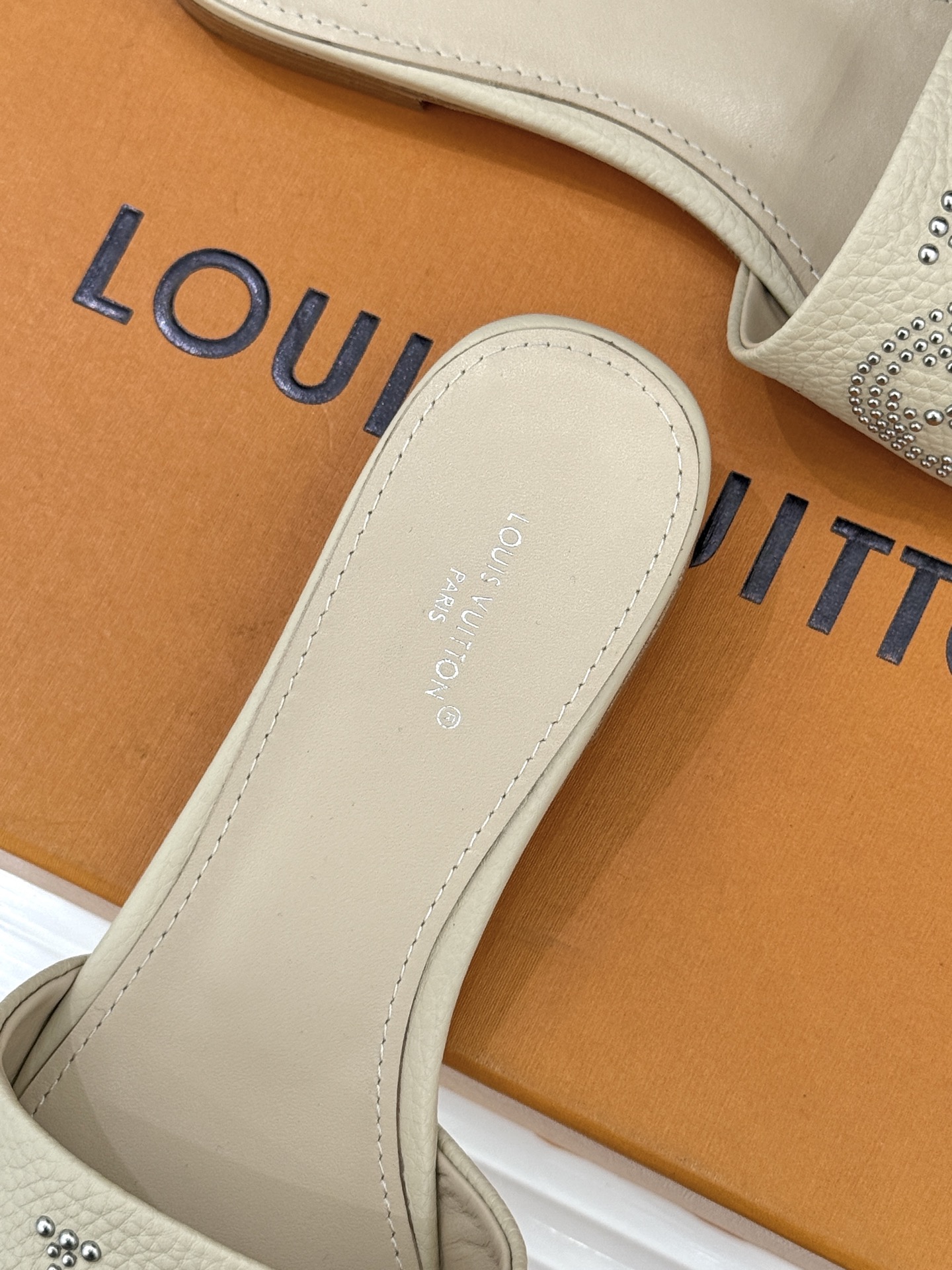 L*V驴家经典铆钉标识一字带拖鞋以极简带面勾勒足间线条金属铆钉缀以经典 Monogram 标识硬朗锋芒碰