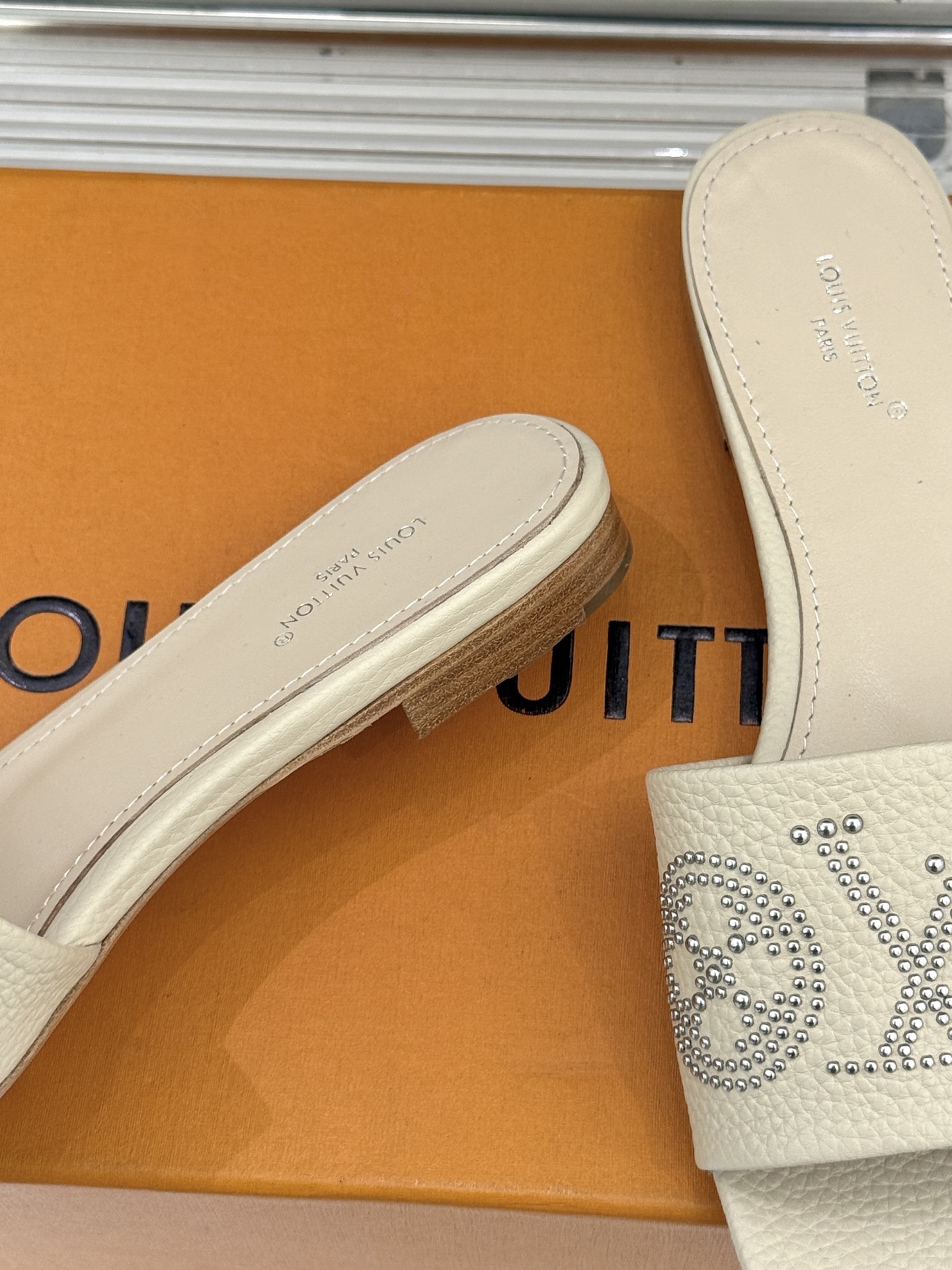 L*V驴家经典铆钉标识一字带拖鞋以极简带面勾勒足间线条金属铆钉缀以经典 Monogram 标识硬朗锋芒碰