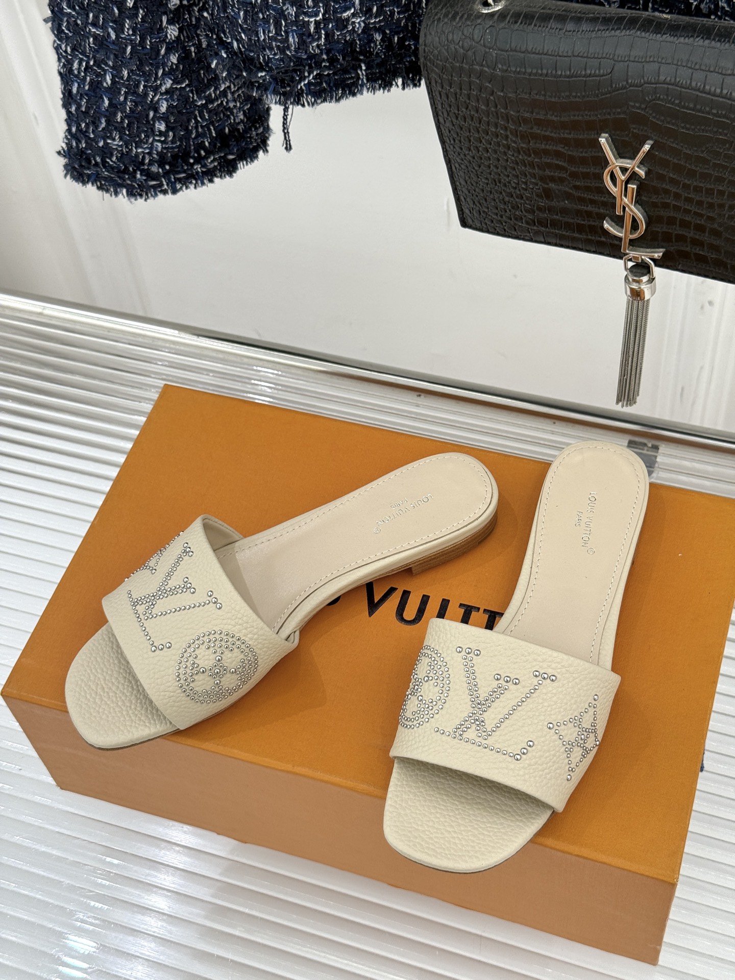 L*V驴家经典铆钉标识一字带拖鞋以极简带面勾勒足间线条金属铆钉缀以经典 Monogram 标识硬朗锋芒碰