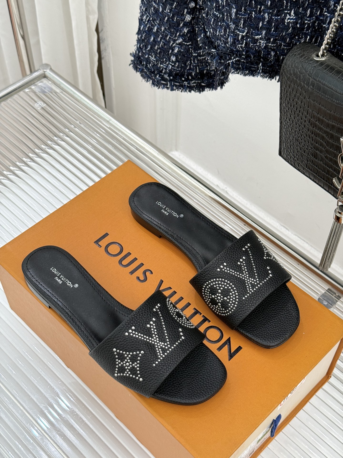 L*V驴家经典铆钉标识一字带拖鞋以极简带面勾勒足间线条金属铆钉缀以经典 Monogram 标识硬朗锋芒碰