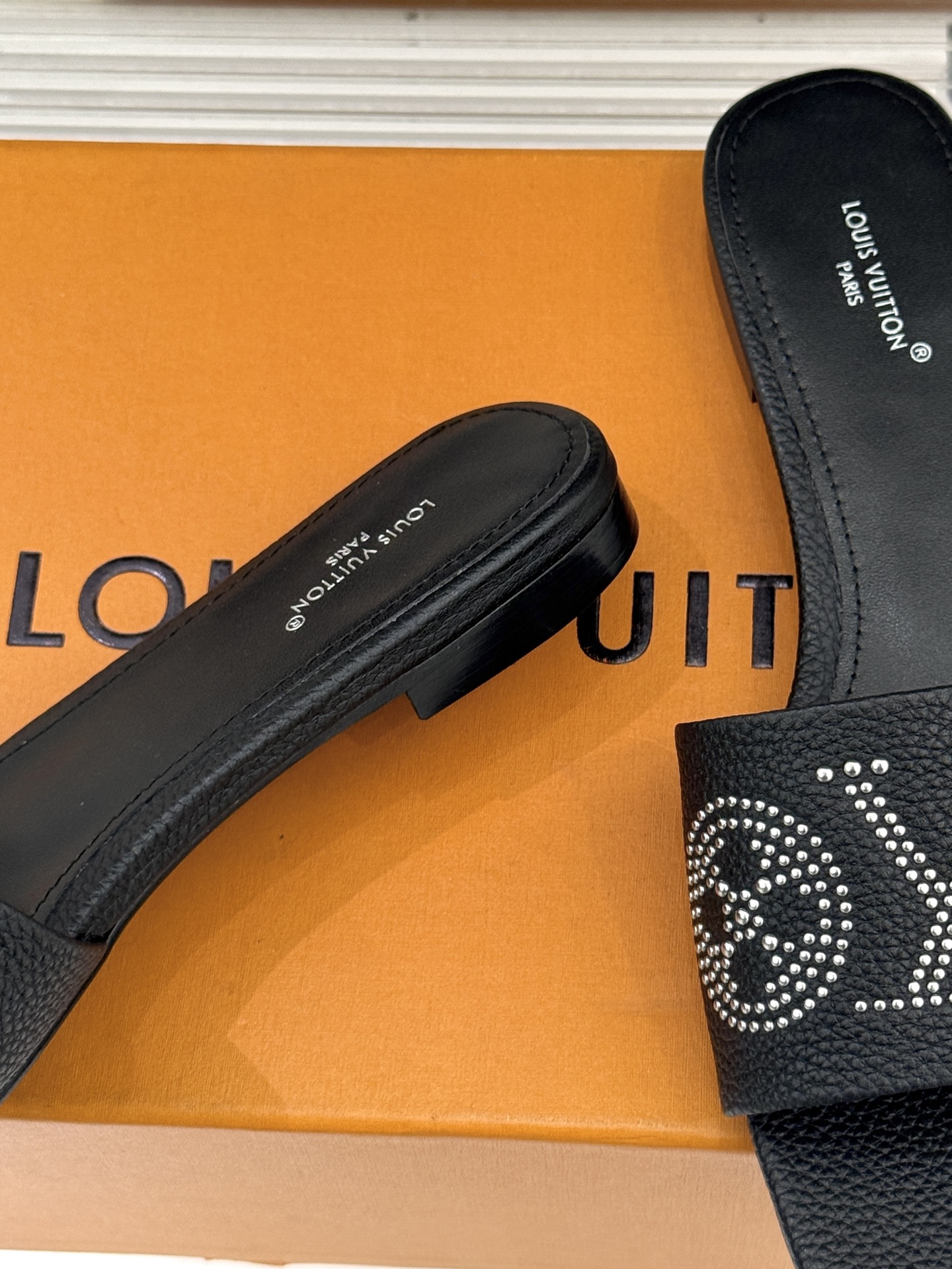 L*V驴家经典铆钉标识一字带拖鞋以极简带面勾勒足间线条金属铆钉缀以经典 Monogram 标识硬朗锋芒碰
