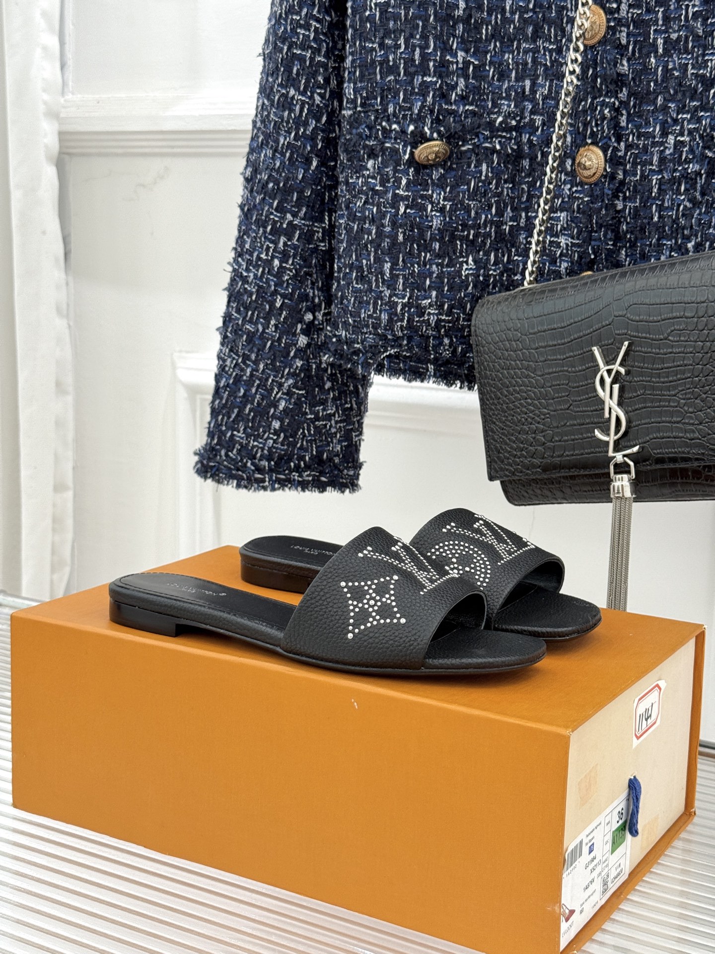 L*V驴家经典铆钉标识一字带拖鞋以极简带面勾勒足间线条金属铆钉缀以经典 Monogram 标识硬朗锋芒碰