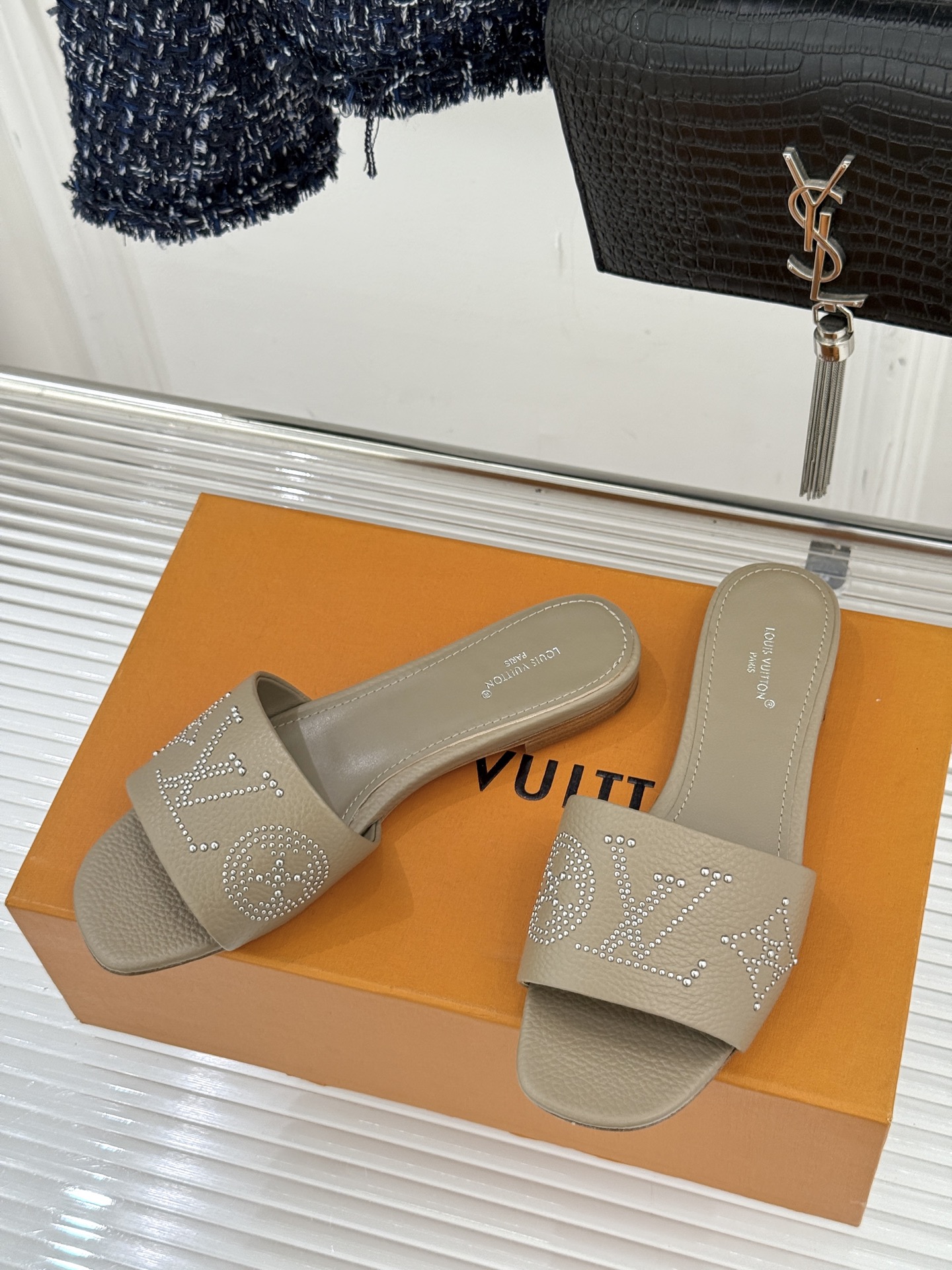 L*V驴家经典铆钉标识一字带拖鞋以极简带面勾勒足间线条金属铆钉缀以经典 Monogram 标识硬朗锋芒碰