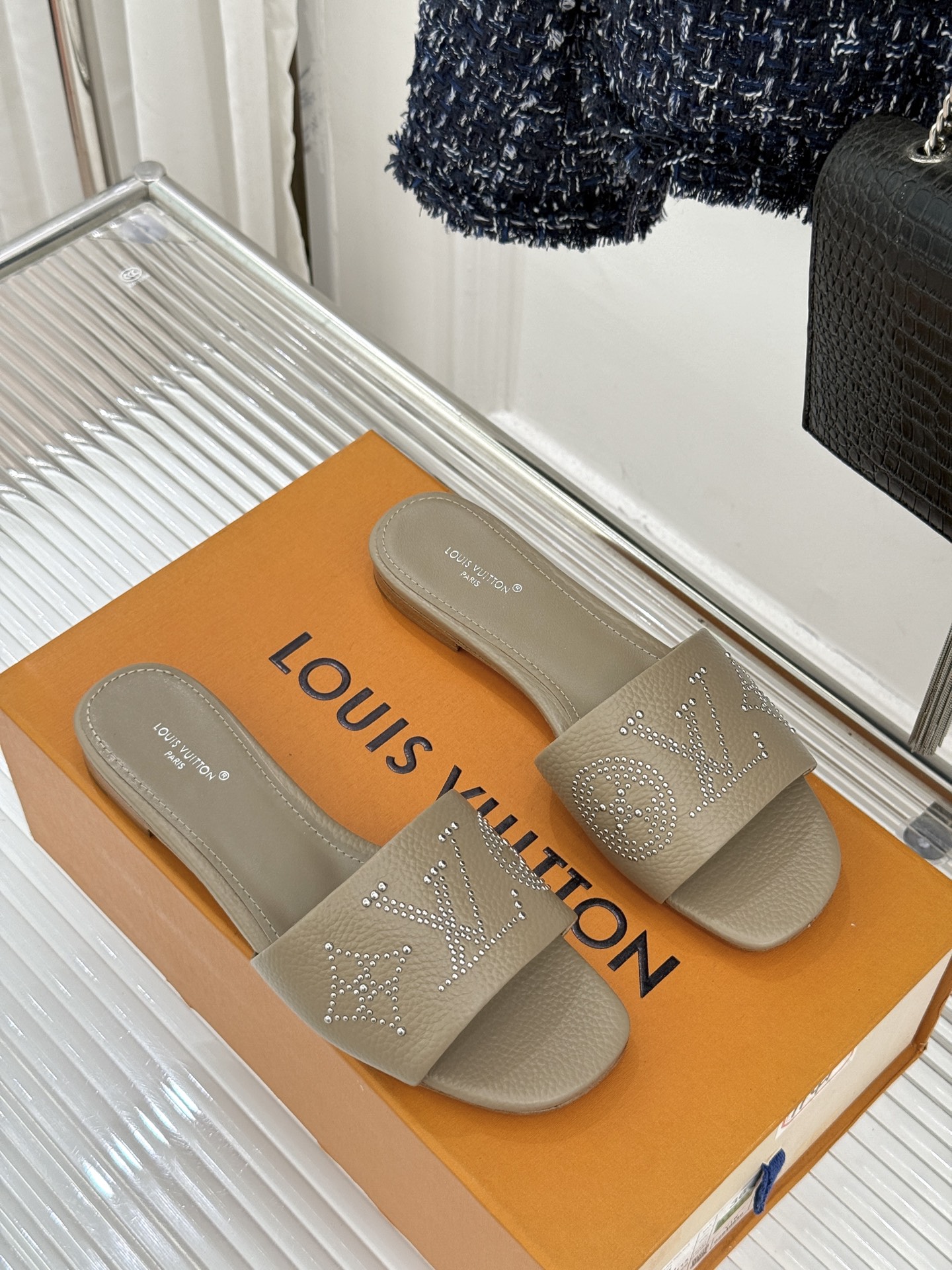 L*V驴家经典铆钉标识一字带拖鞋以极简带面勾勒足间线条金属铆钉缀以经典 Monogram 标识硬朗锋芒碰