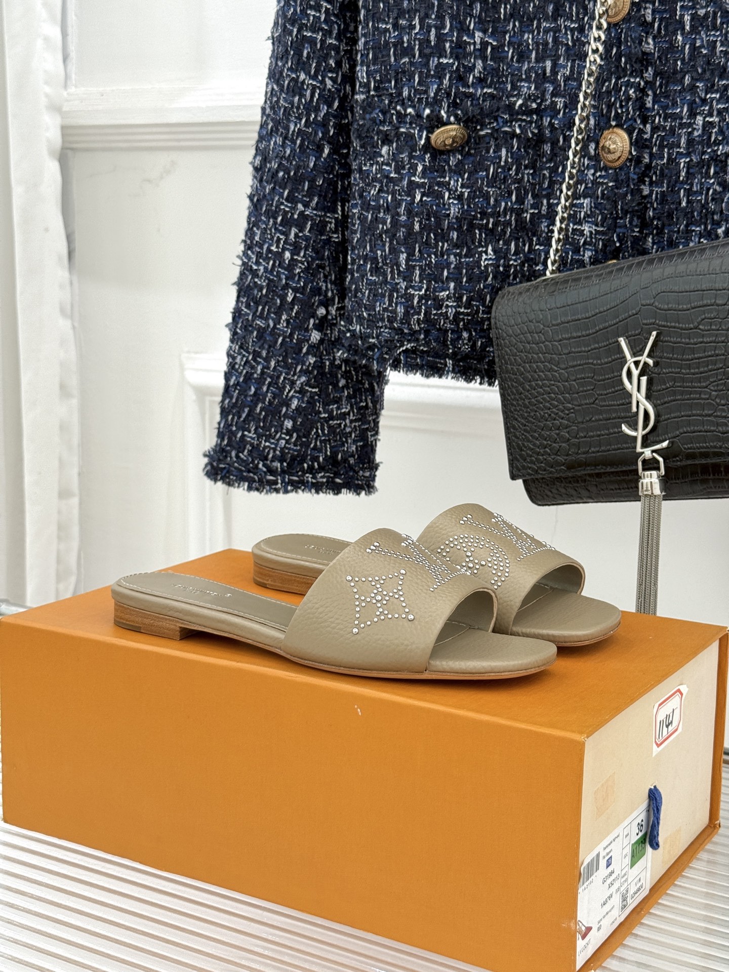 L*V驴家经典铆钉标识一字带拖鞋以极简带面勾勒足间线条金属铆钉缀以经典 Monogram 标识硬朗锋芒碰